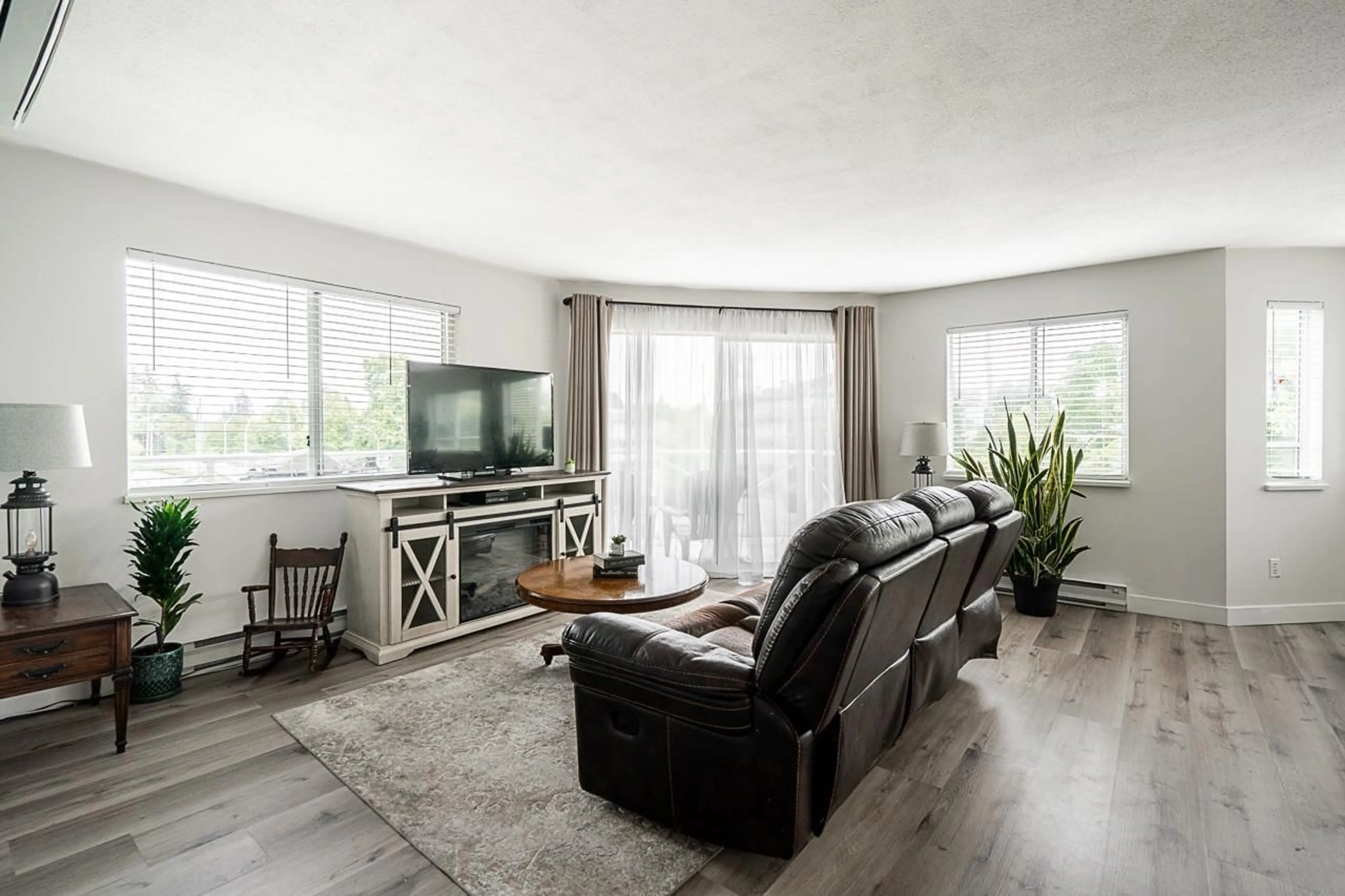 Living room with furniture, wood/laminate floor for 311 - 12101 80, Surrey British Columbia V3W5V6