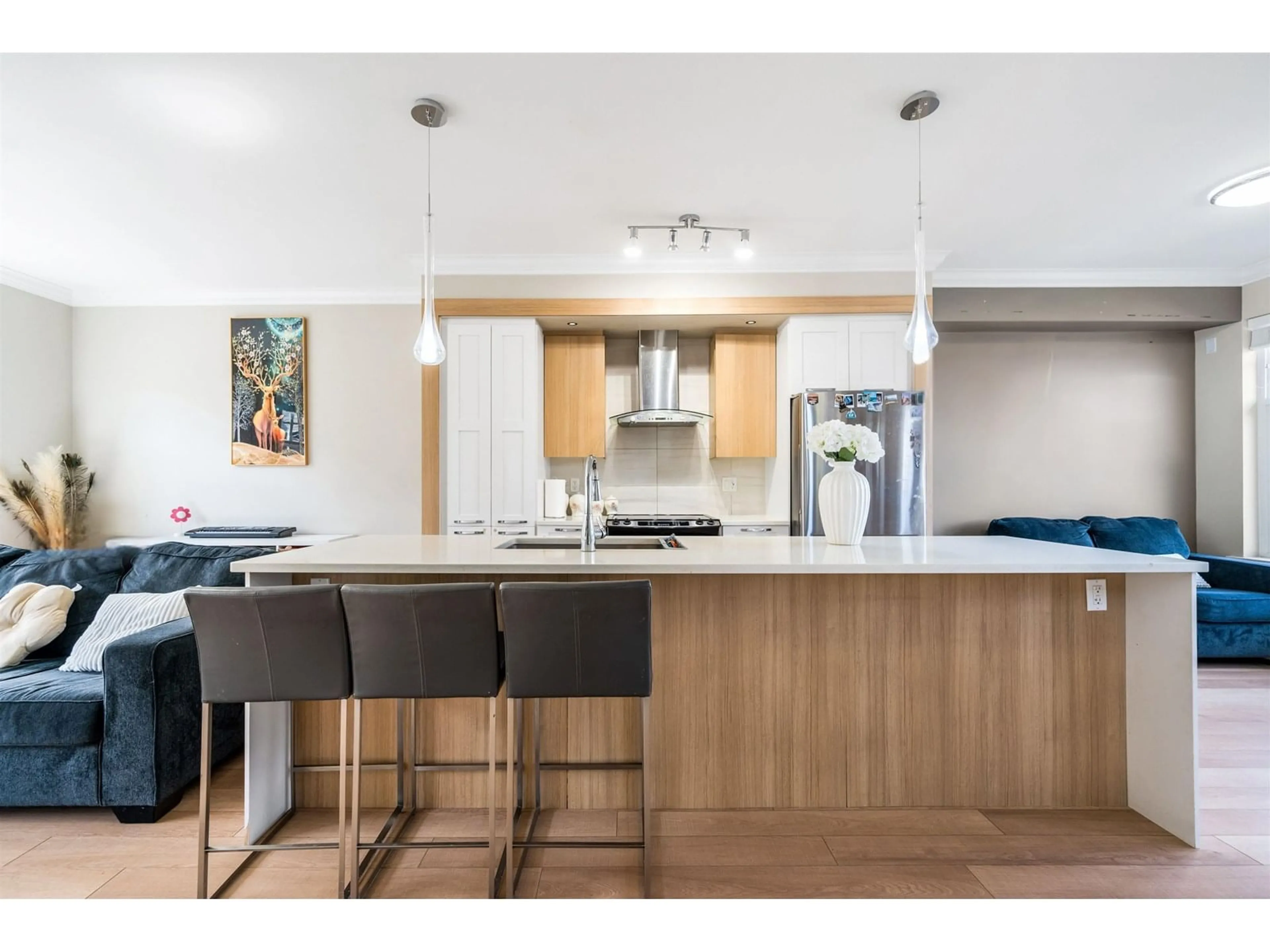 Open concept kitchen, wood/laminate floor for 68 - 6350 142, Surrey British Columbia V3X1B8