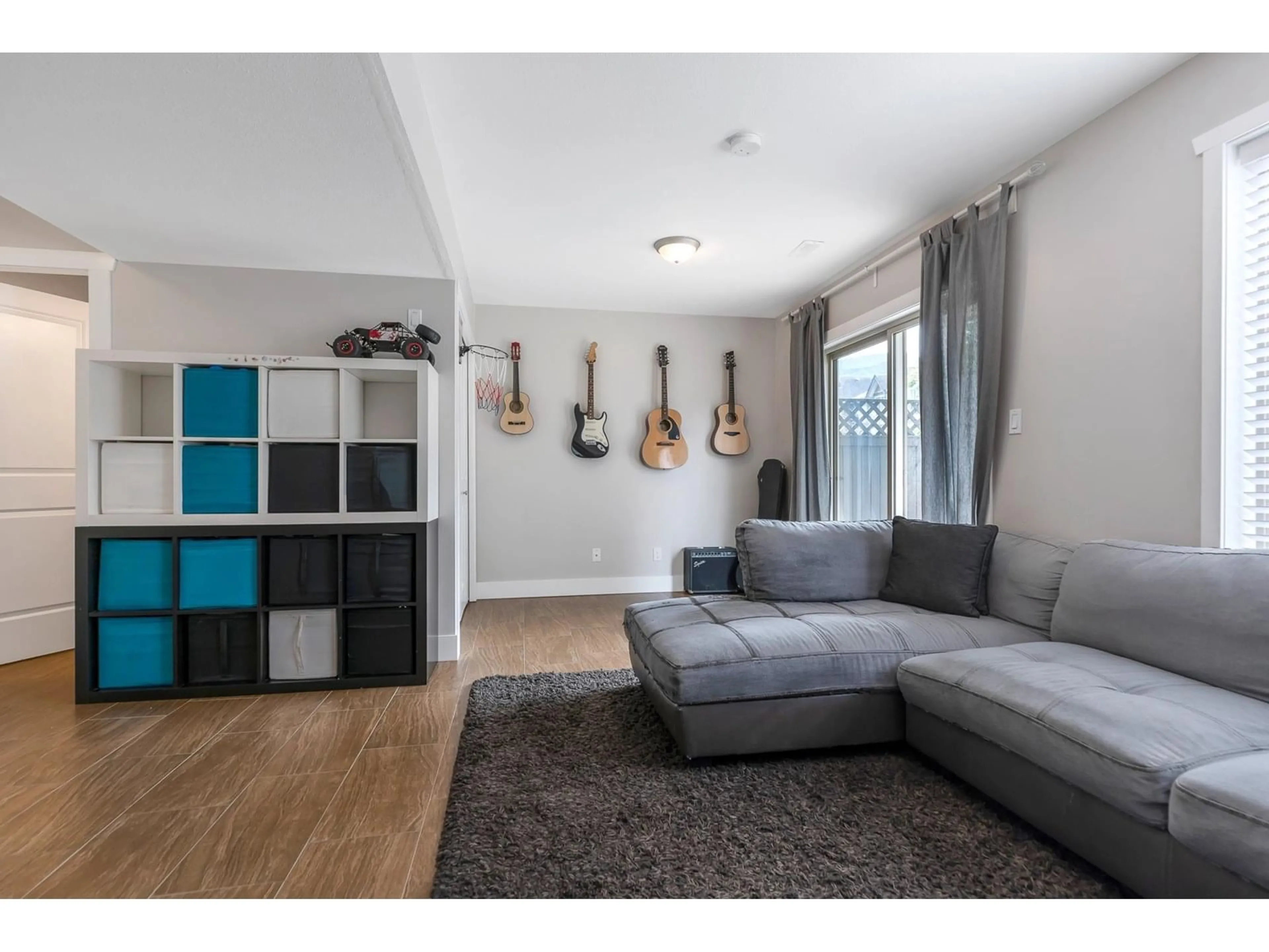 Living room with furniture, wood/laminate floor for 62 - 5556 PEACH ROAD, Chilliwack British Columbia V2R5X4