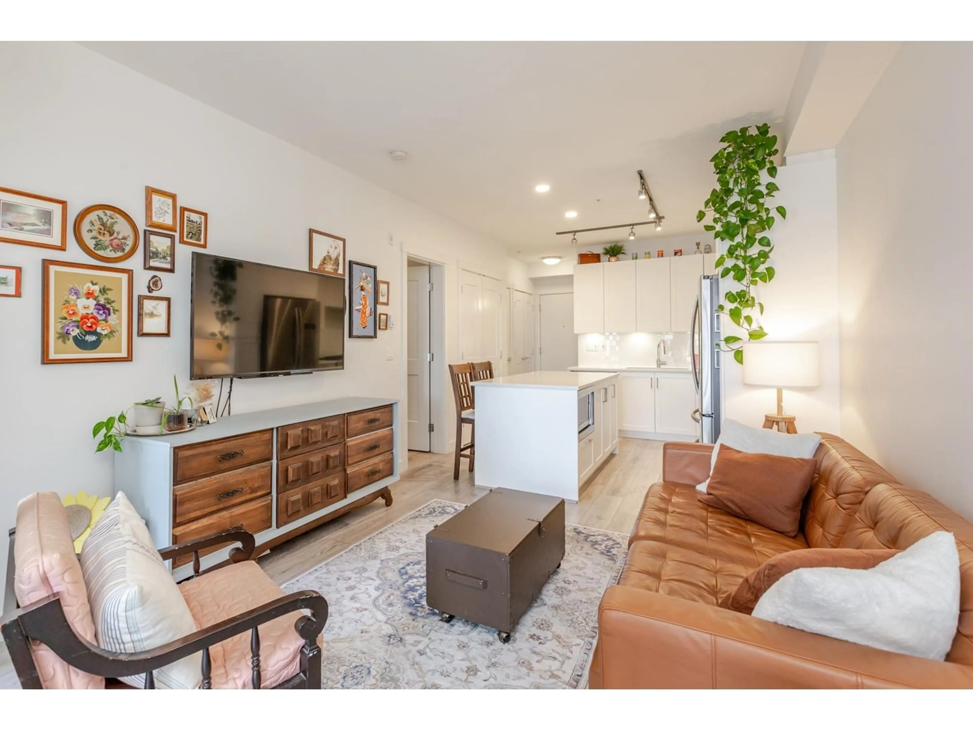 Living room with furniture, wood/laminate floor for 303 - 20673 78, Langley British Columbia V2Y3K1