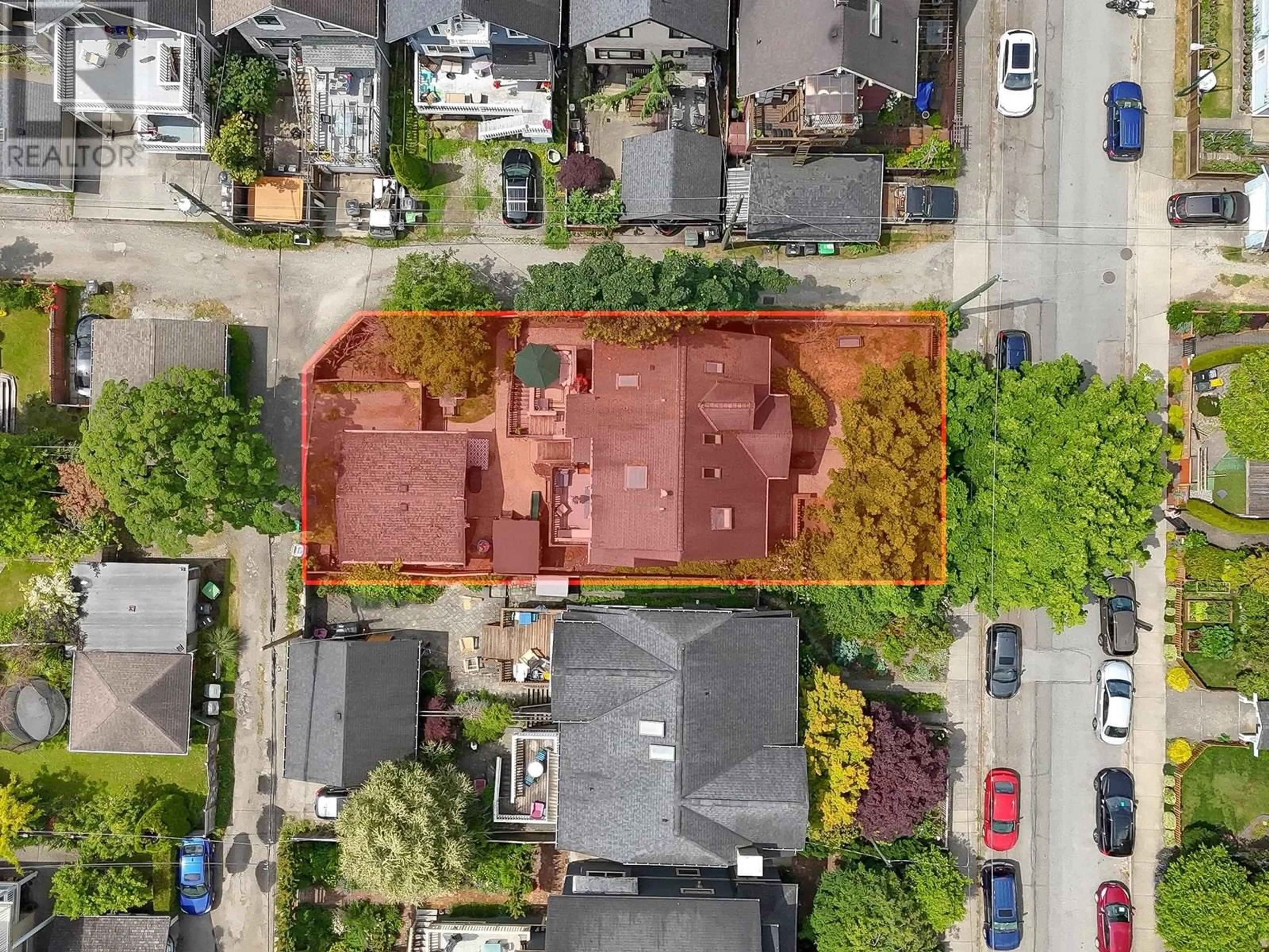 A pic from outside/outdoor area/front of a property/back of a property/a pic from drone, street for 2770 5TH AVENUE, Vancouver British Columbia V6K1T4