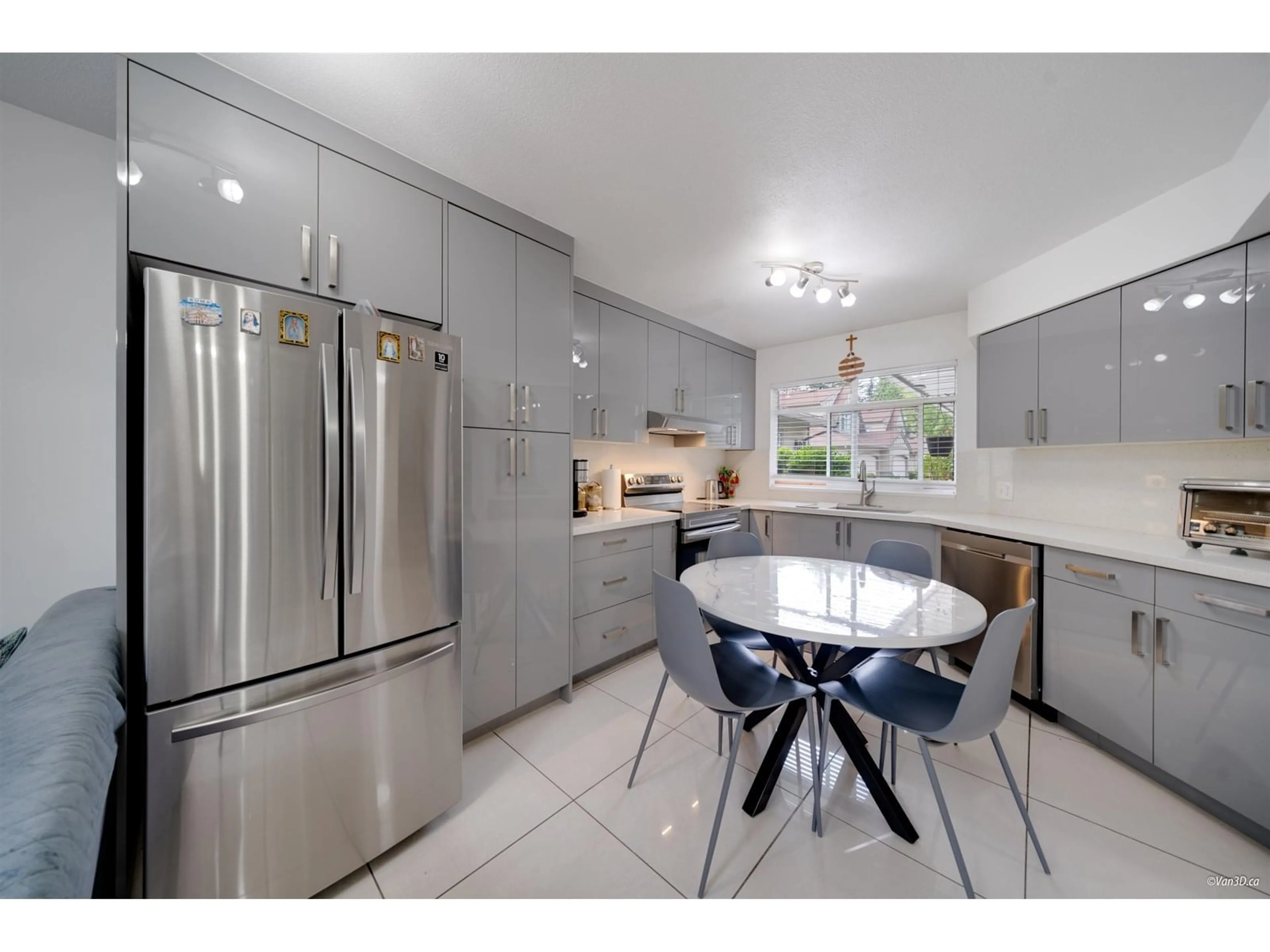 Open concept kitchen, ceramic/tile floor for 32 - 10238 155A, Surrey British Columbia V3R0V8