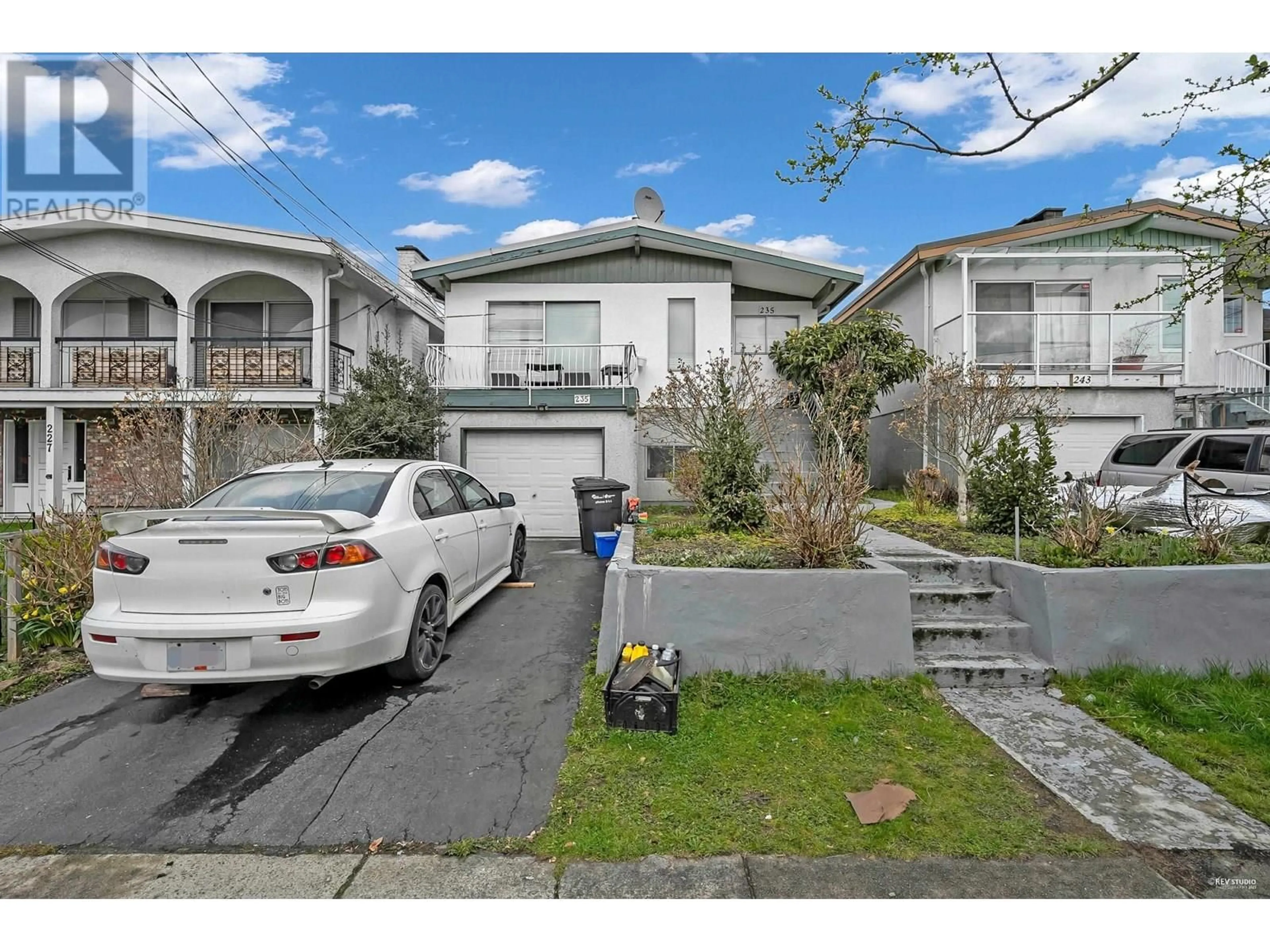 A pic from outside/outdoor area/front of a property/back of a property/a pic from drone, street for 235 62ND AVENUE, Vancouver British Columbia V5X2E8