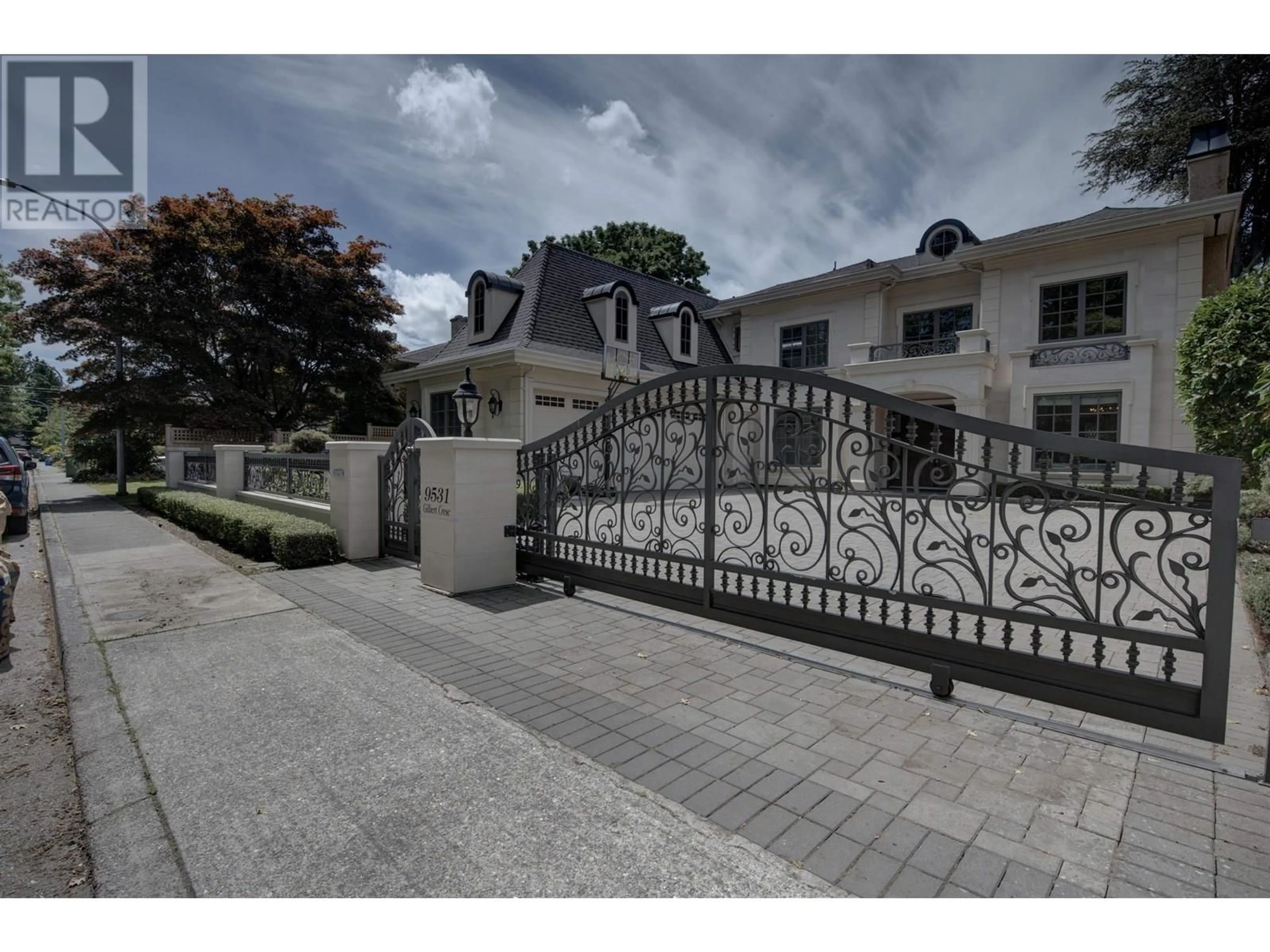 Indoor foyer for 9531 GILBERT CRESCENT, Richmond British Columbia V7E1H7