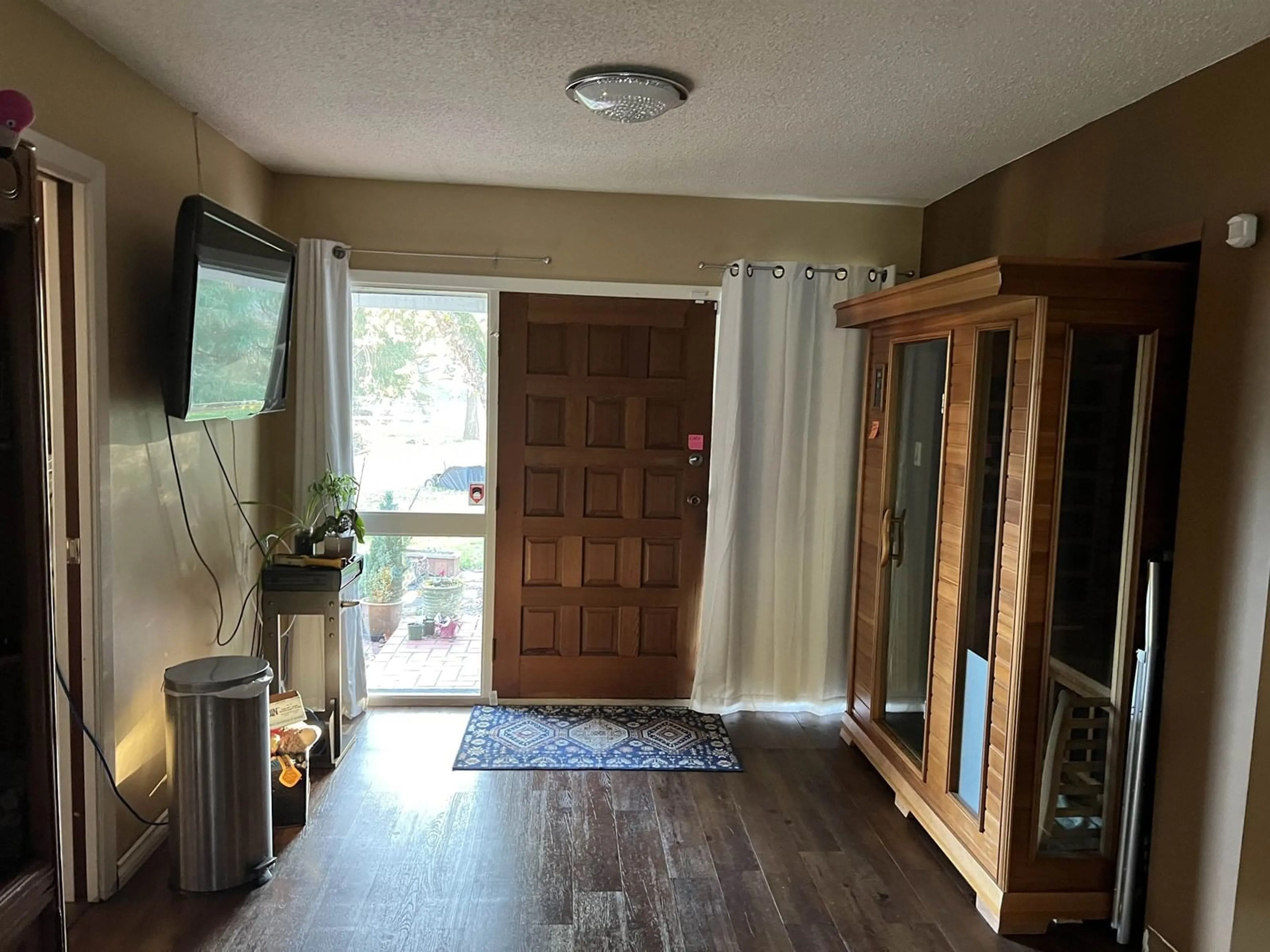 Indoor entryway for 18224 32, Surrey British Columbia V3Z1C6