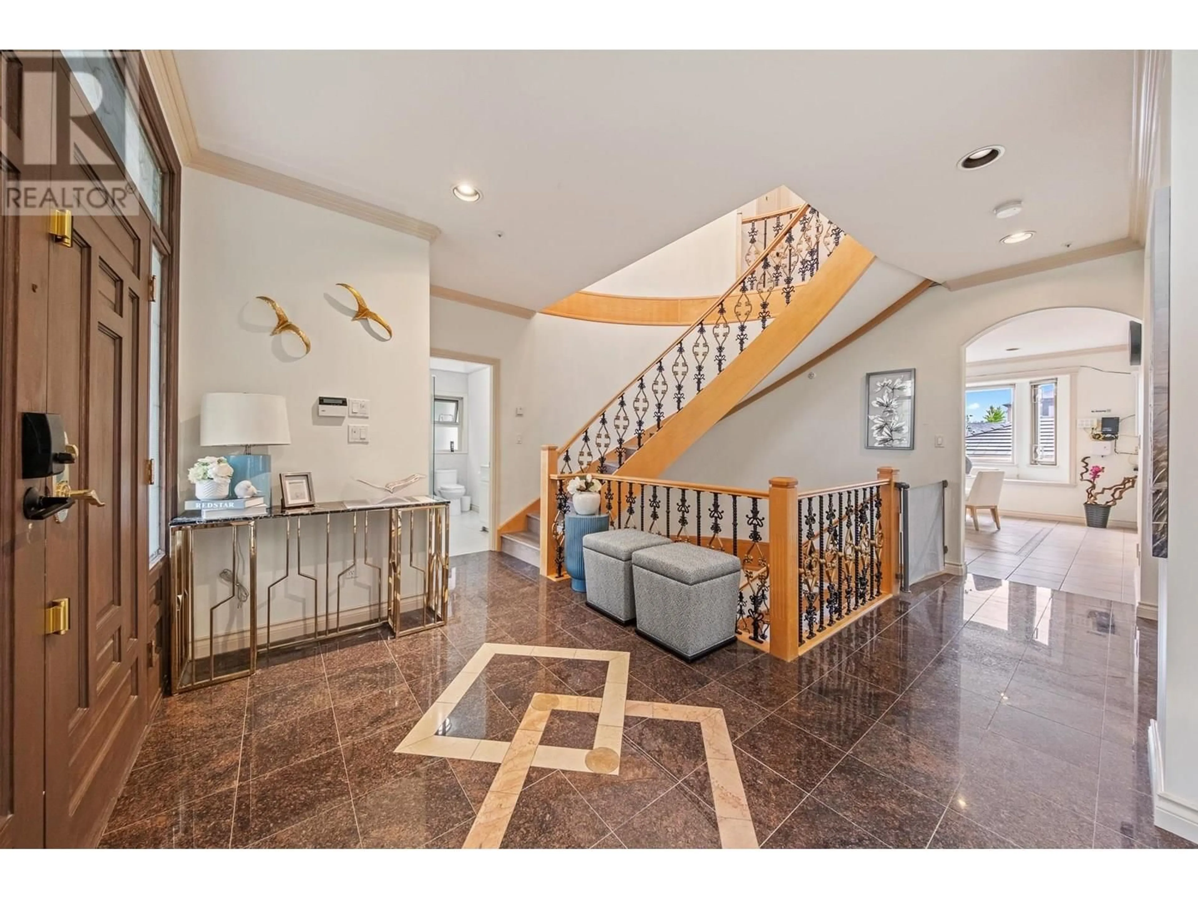 Indoor foyer for 1080 47TH AVENUE, Vancouver British Columbia V6M4J7