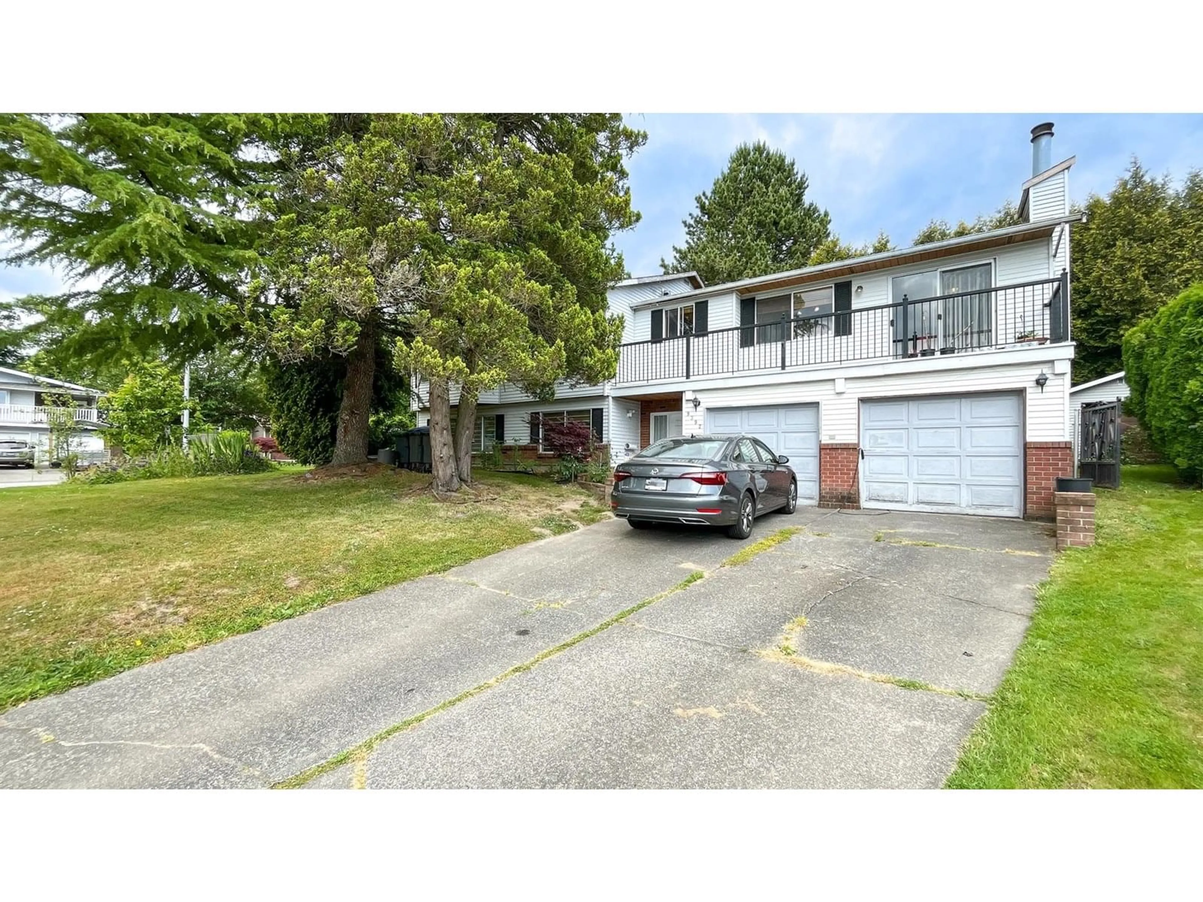 A pic from outside/outdoor area/front of a property/back of a property/a pic from drone, street for 9392 139, Surrey British Columbia V3V7K9