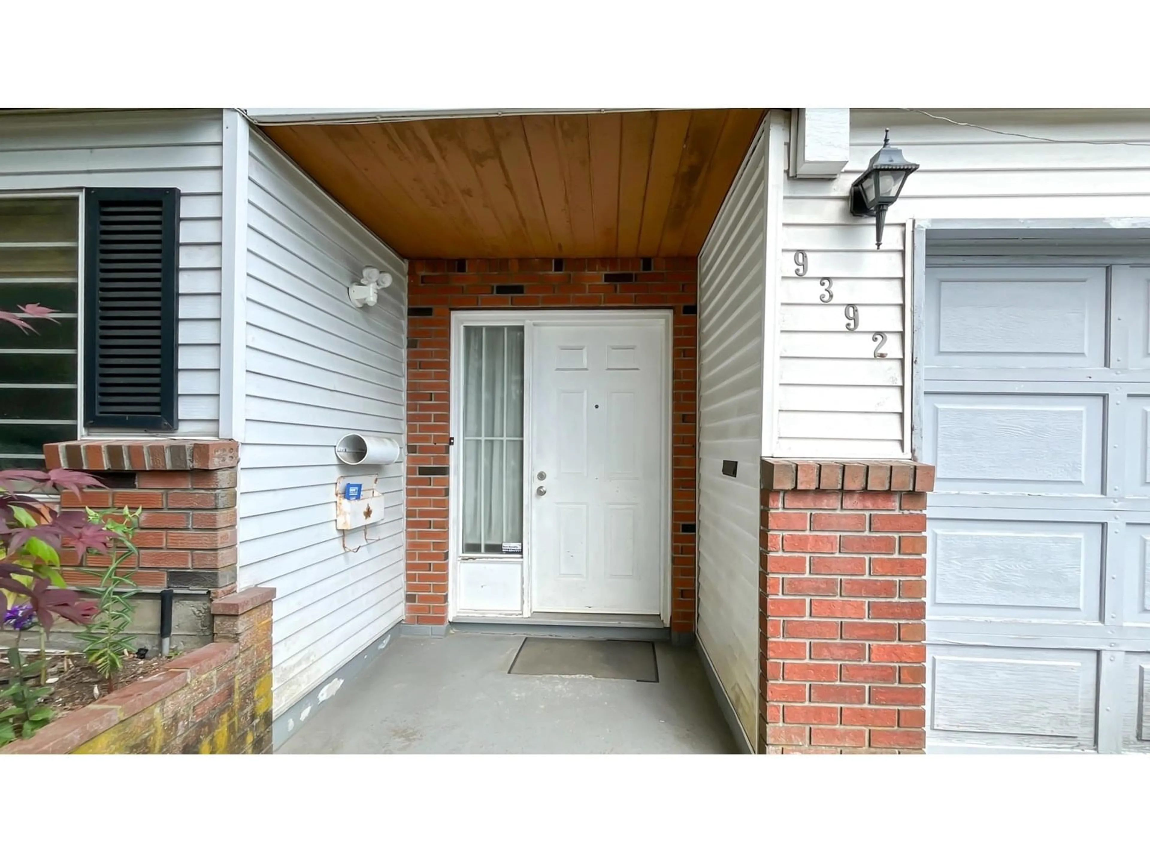 Indoor entryway for 9392 139, Surrey British Columbia V3V7K9