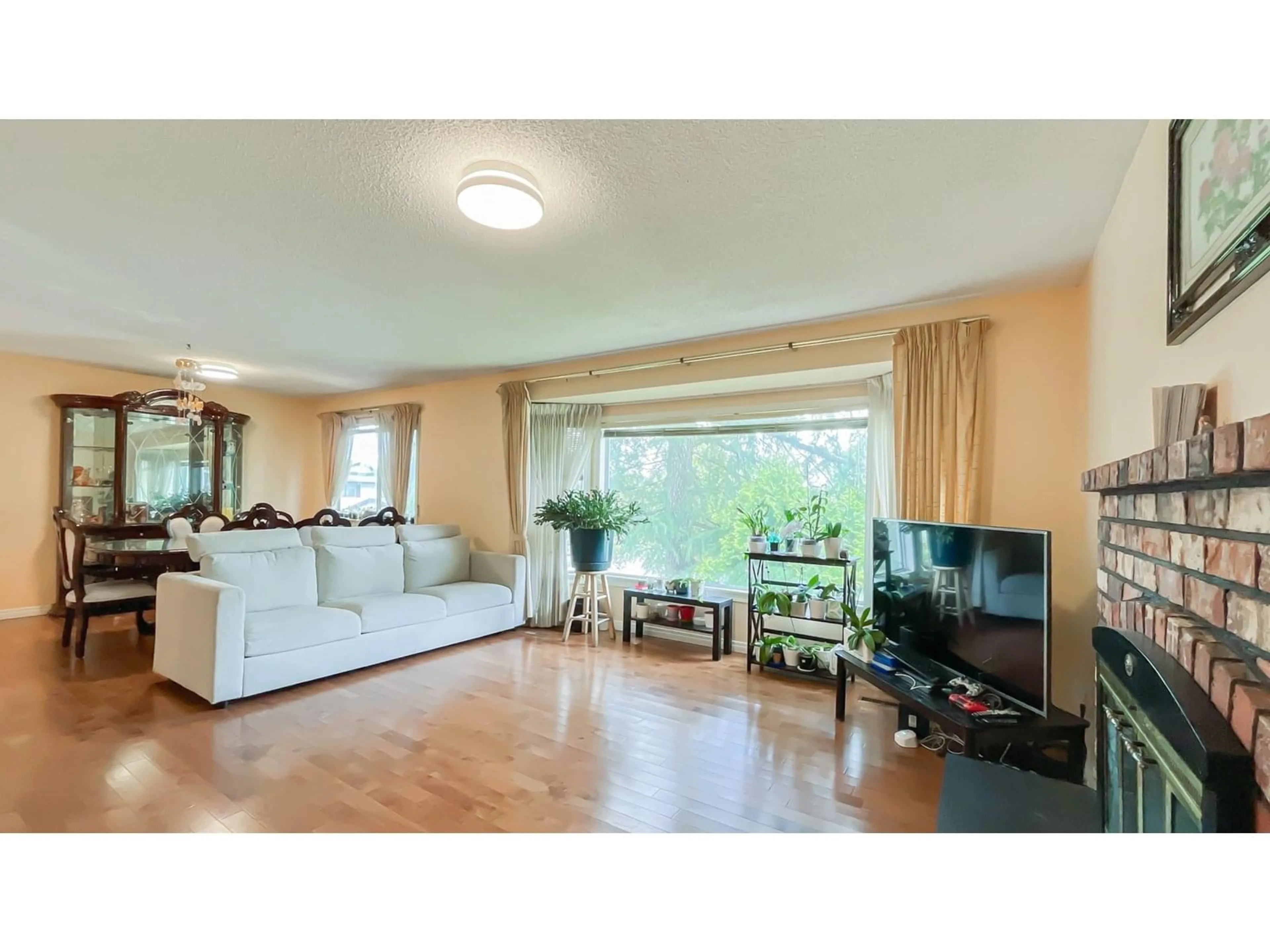 Living room with furniture, unknown for 9392 139, Surrey British Columbia V3V7K9
