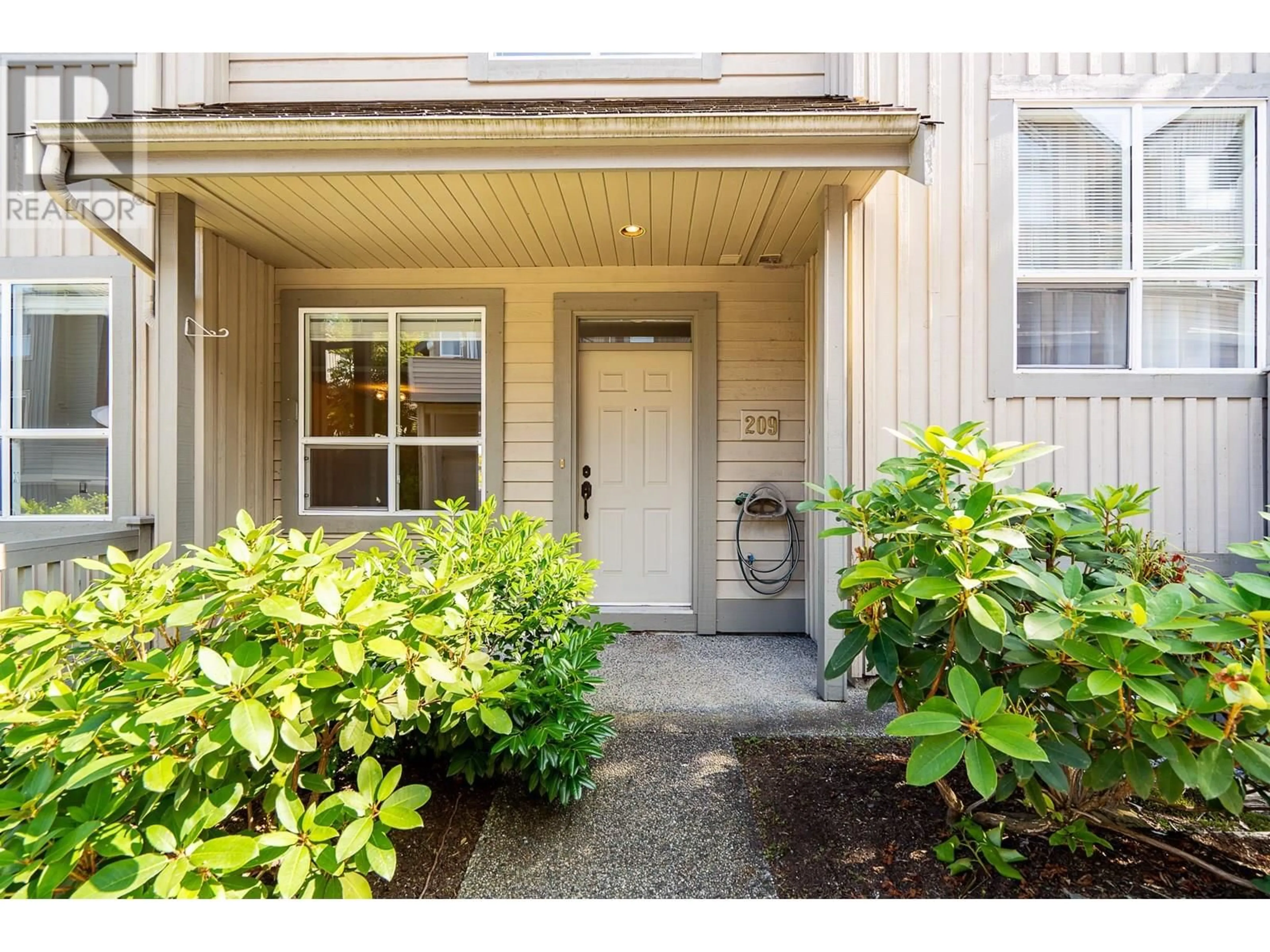Indoor entryway for 209 - 1465 PARKWAY BOULEVARD, Coquitlam British Columbia V3E3E6