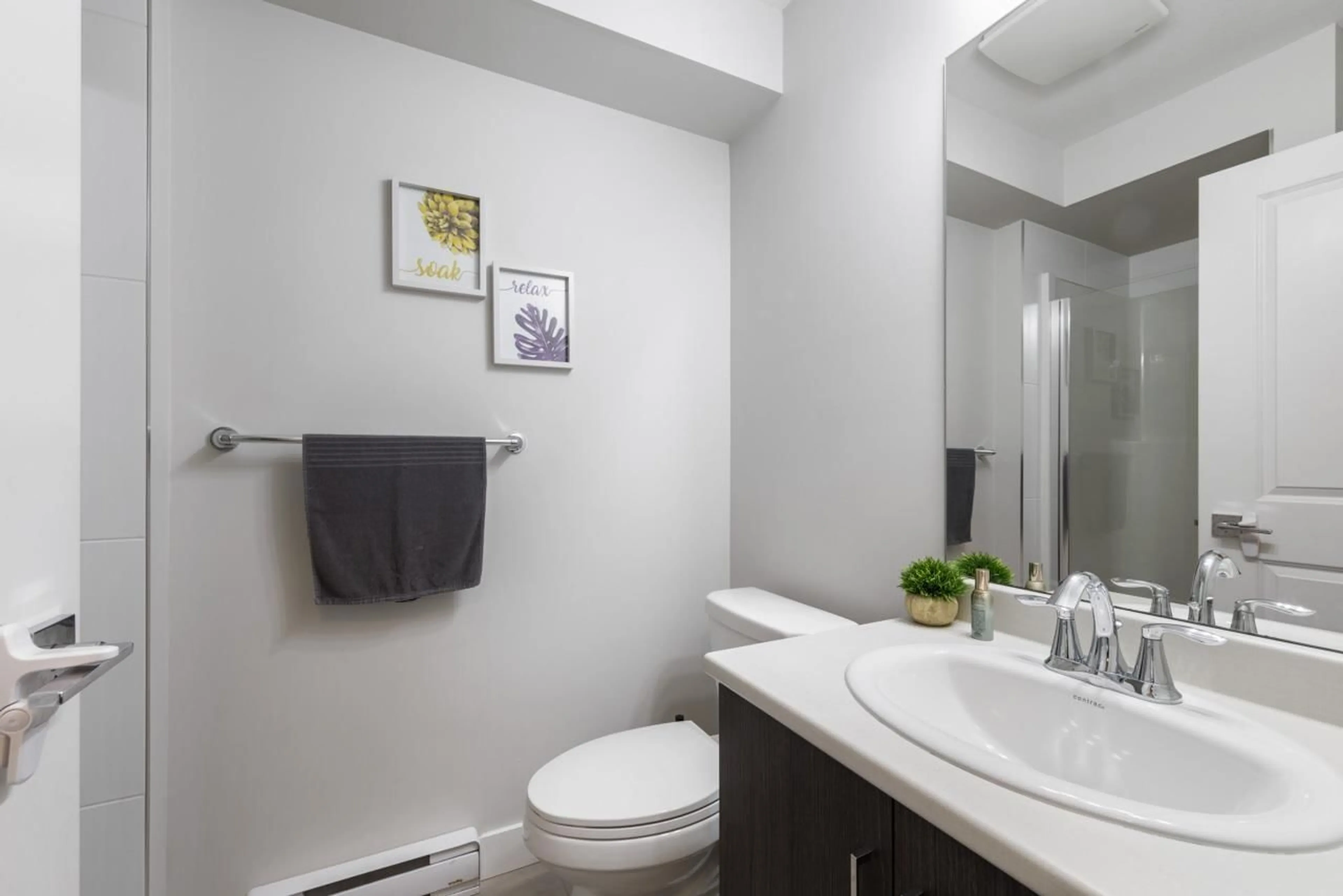 Standard bathroom, unknown for 2 - 6089 144, Surrey British Columbia V3X1A4