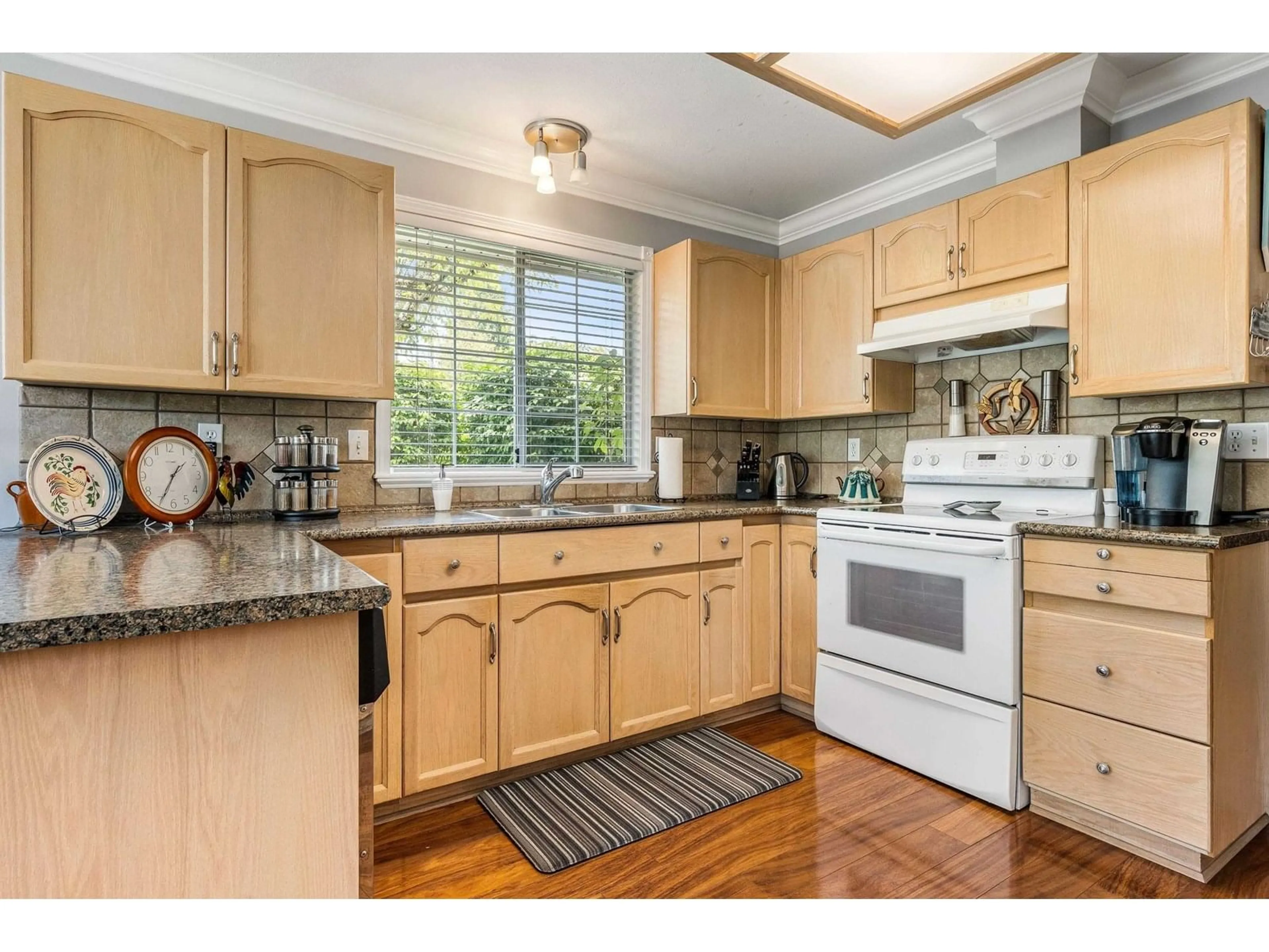Standard kitchen, wood/laminate floor for 29 - 3110 TRAFALGAR, Abbotsford British Columbia V2S7X7