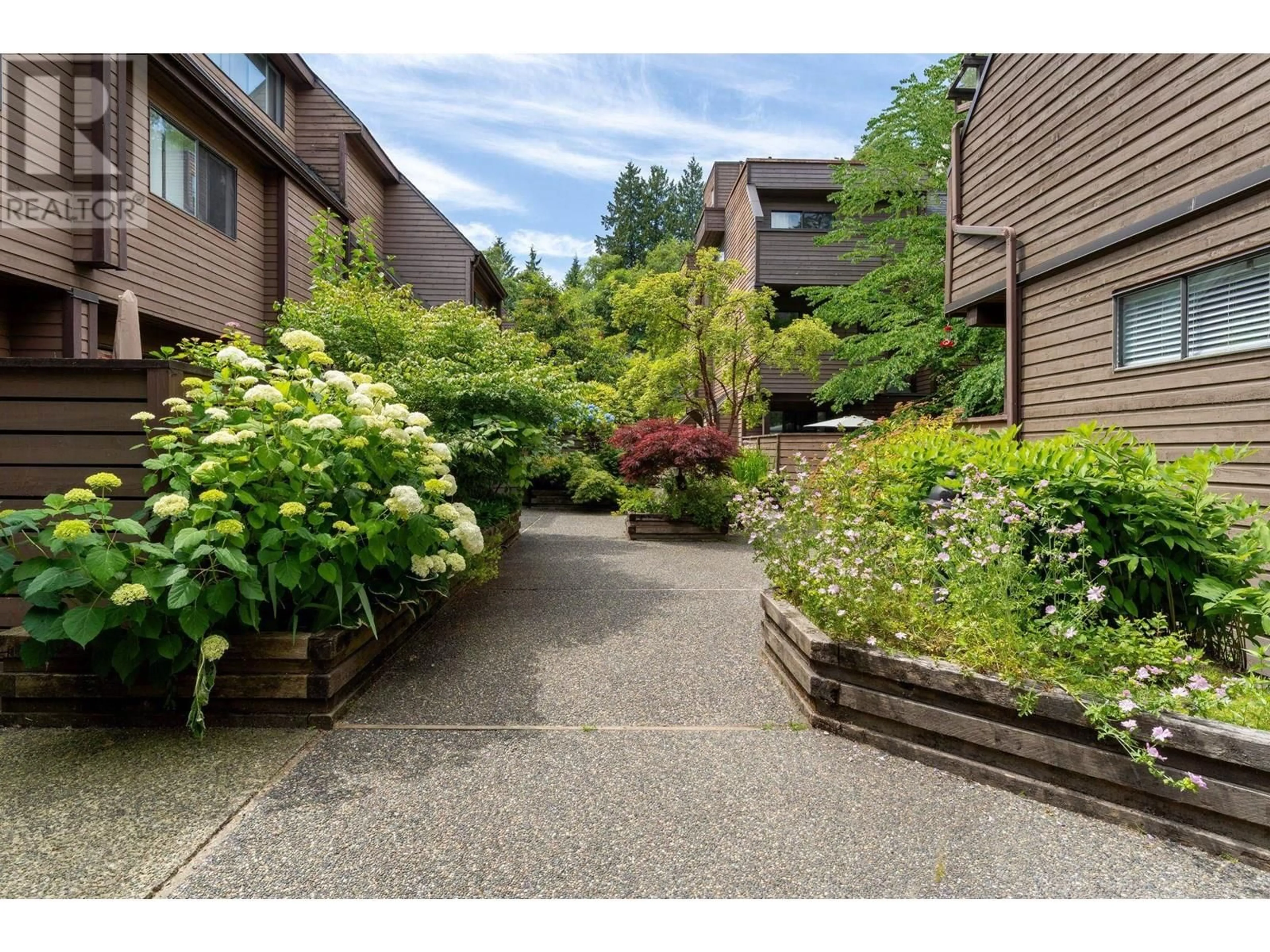 Patio, street for 3349 MOUNTAIN HIGHWAY, North Vancouver British Columbia V7K2H4