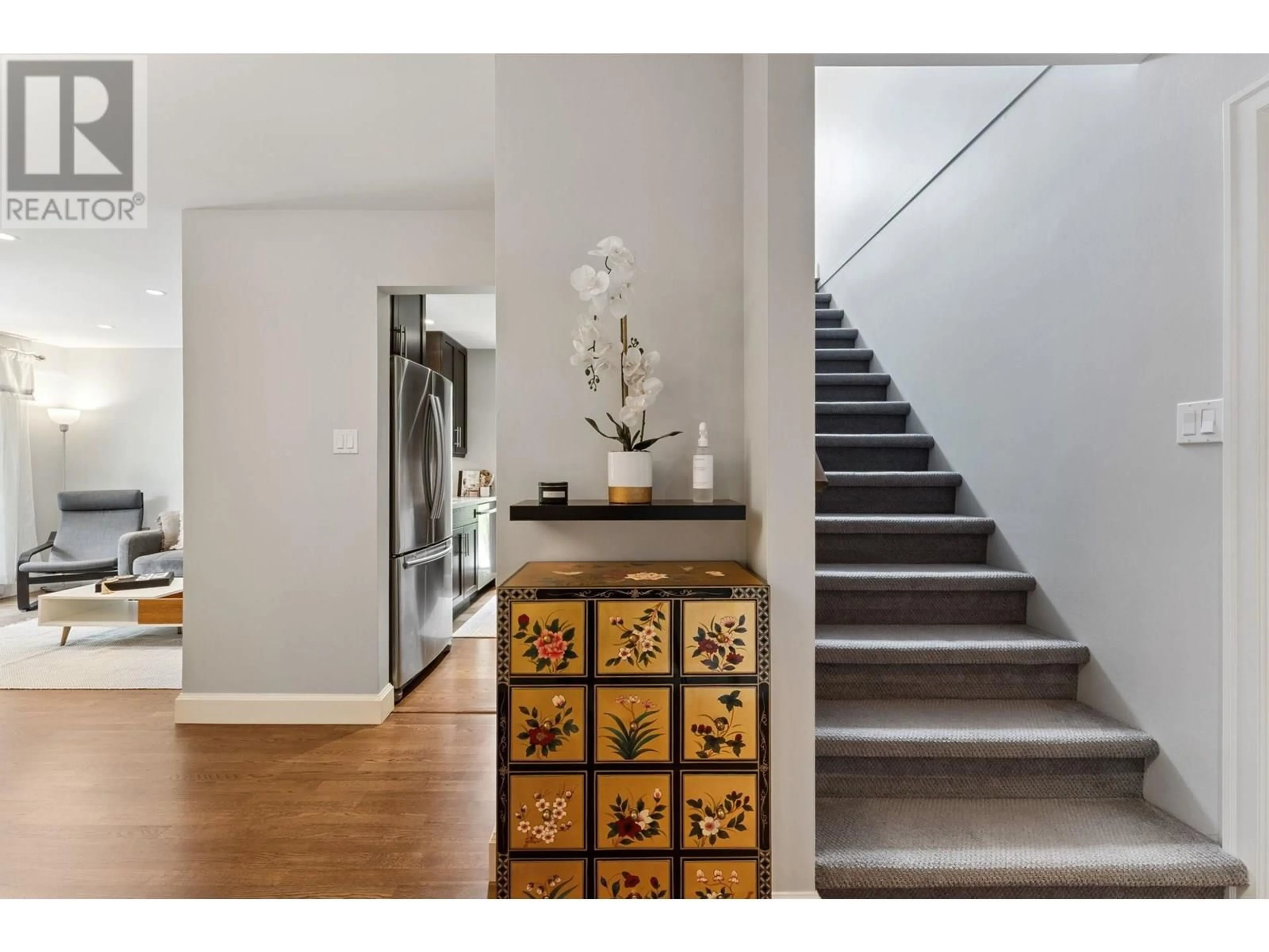 Indoor entryway for 3349 MOUNTAIN HIGHWAY, North Vancouver British Columbia V7K2H4