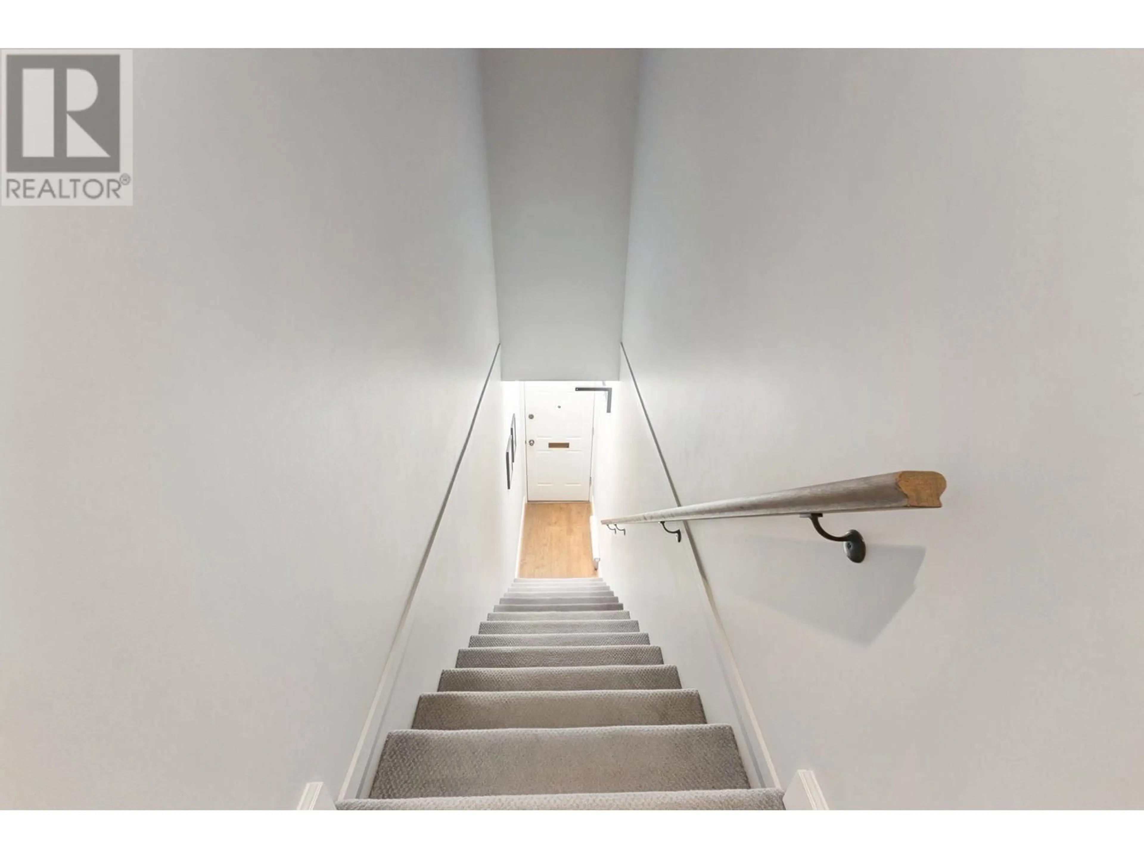 Stairs for 3349 MOUNTAIN HIGHWAY, North Vancouver British Columbia V7K2H4