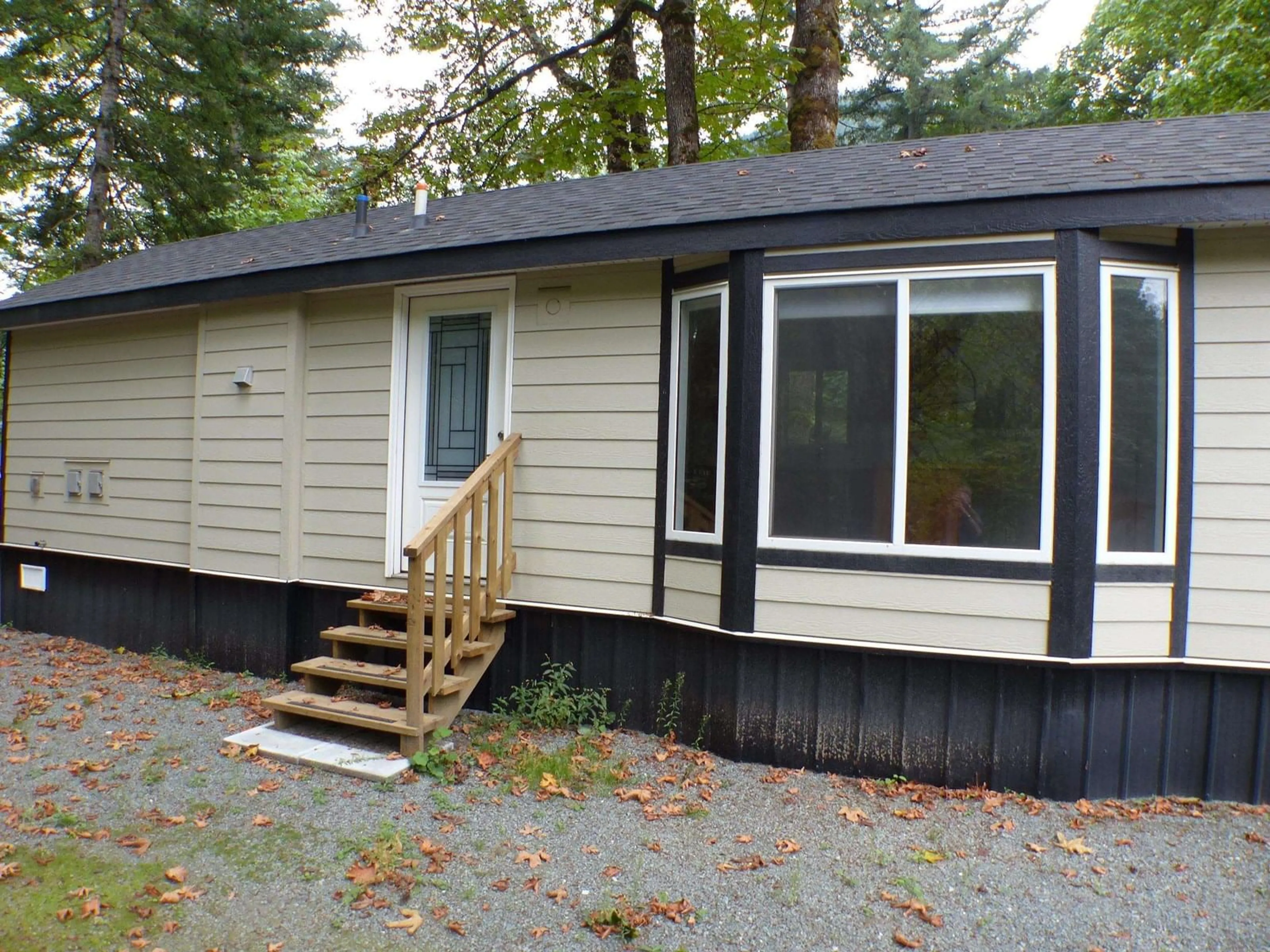 Home with vinyl exterior material, street for 34 - 28605 TRANS CANADA HIGHWAY, Hope British Columbia V0X1L3