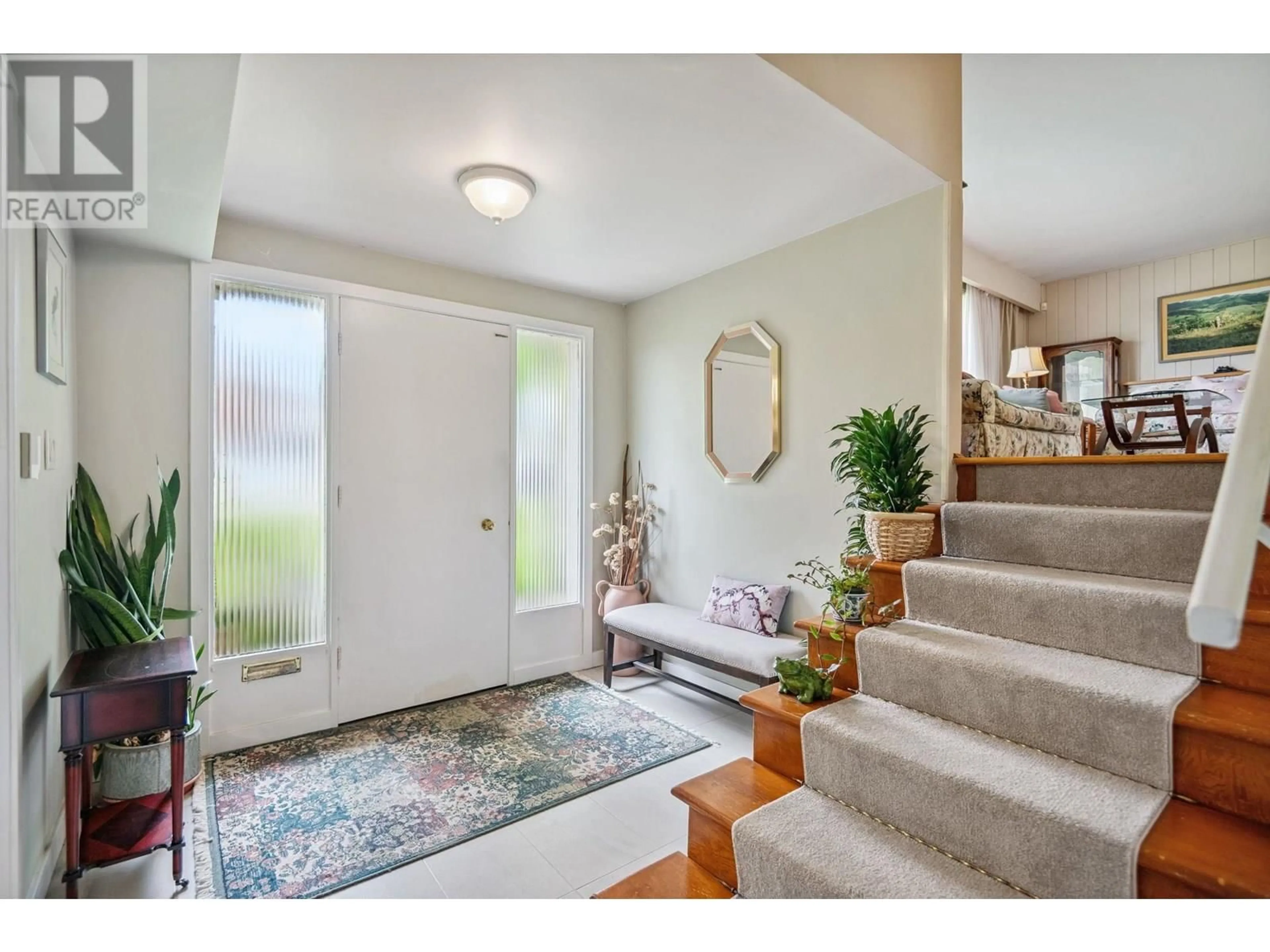 Indoor entryway for 10699 DENNIS CRESCENT, Richmond British Columbia V7A3S2