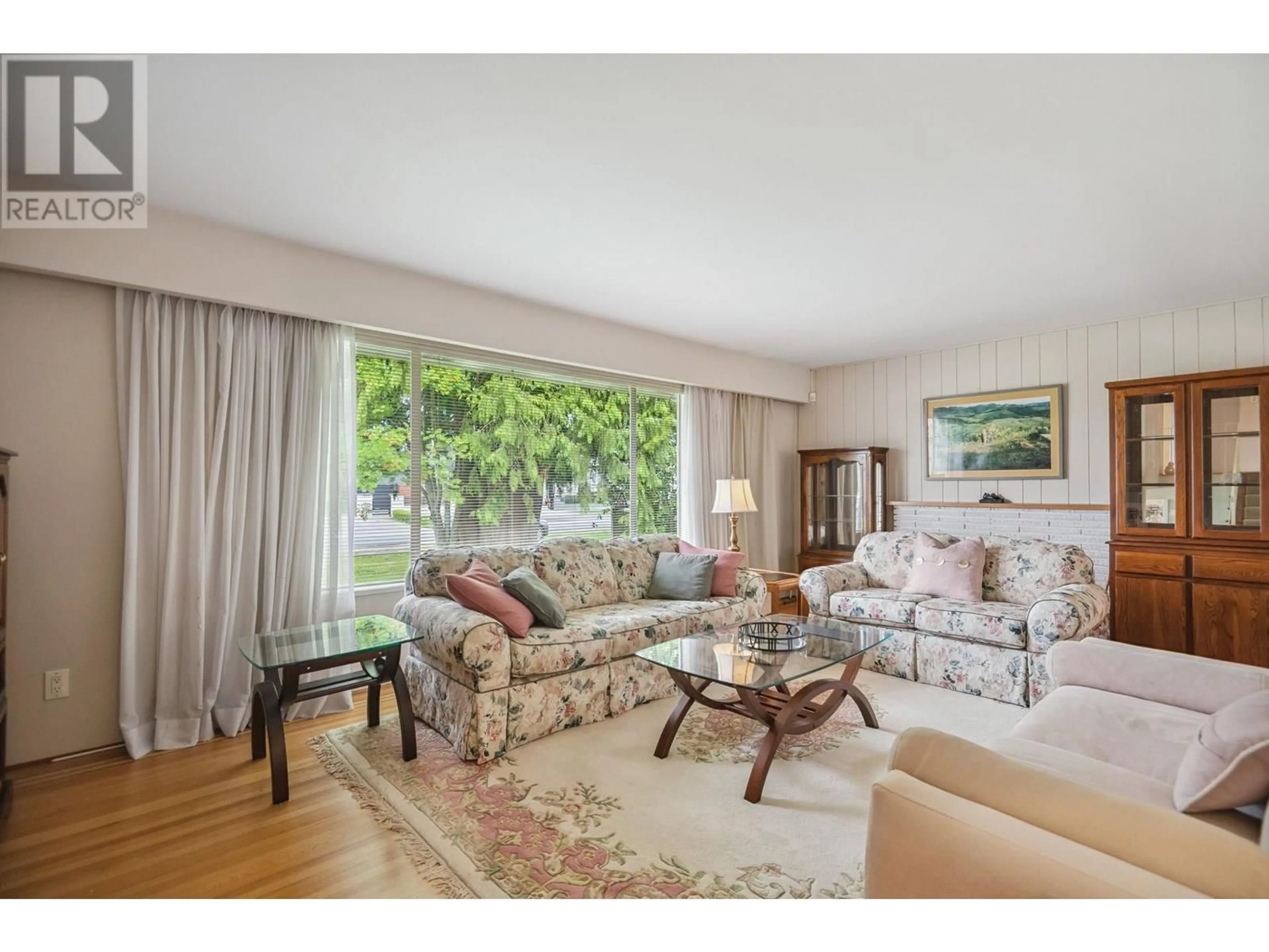 Living room with furniture, wood/laminate floor for 10699 DENNIS CRESCENT, Richmond British Columbia V7A3S2