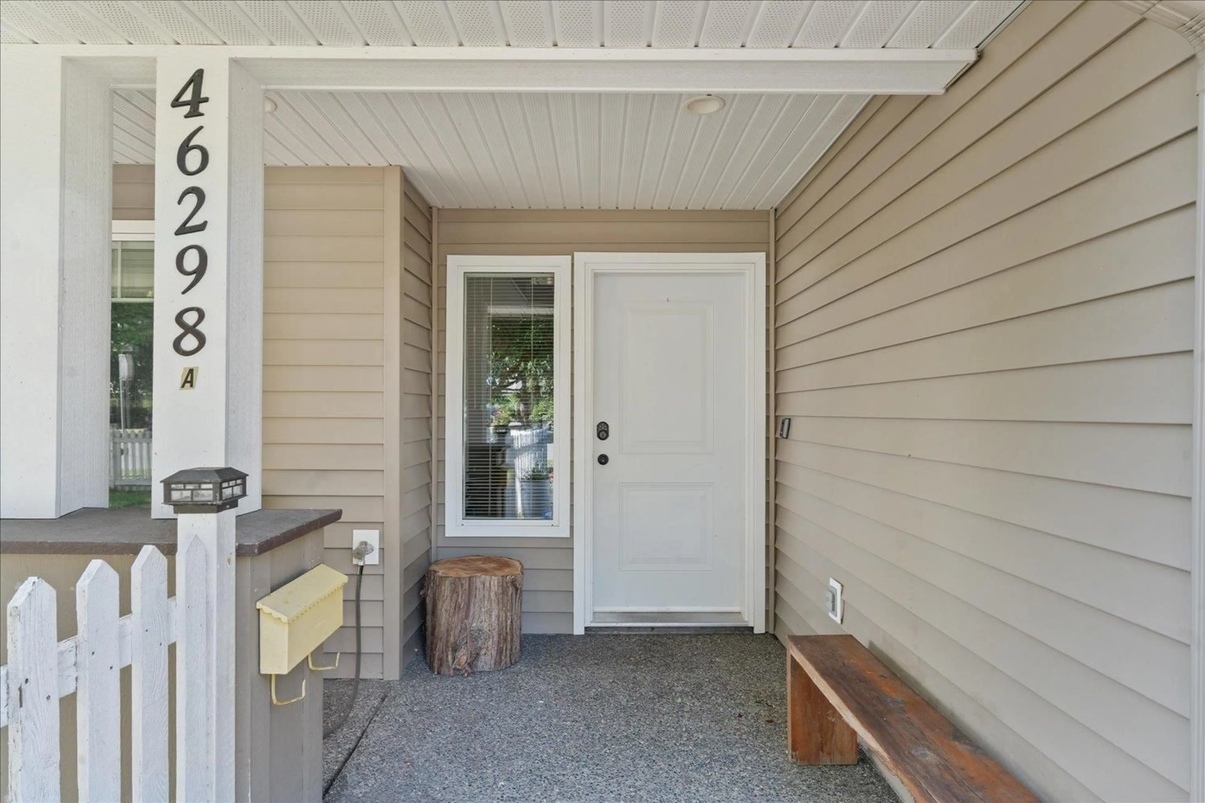 Indoor entryway for A - 46298 THIRD AVENUE, Chilliwack British Columbia V2P1R8