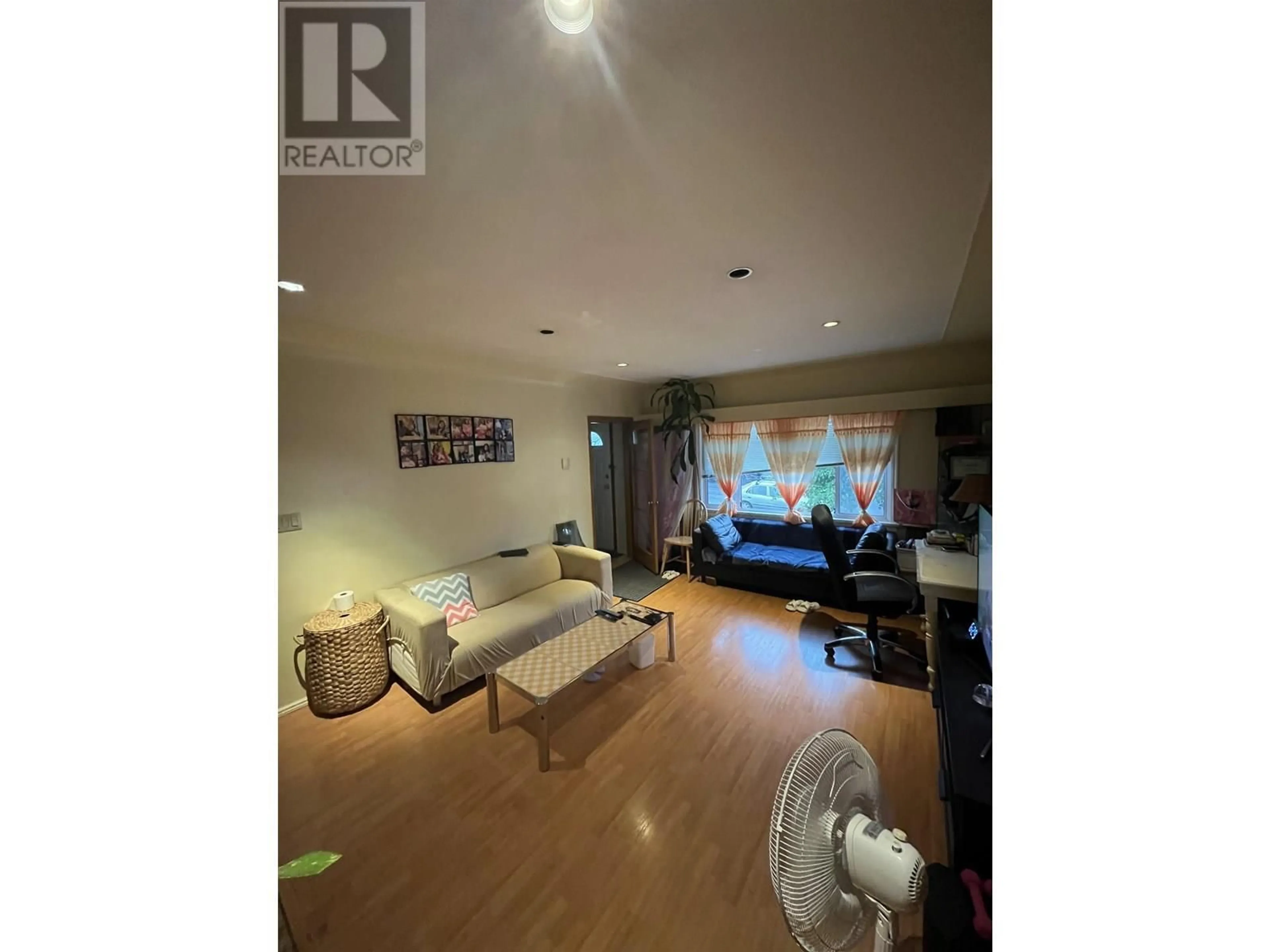 Living room with furniture, wood/laminate floor for 7757 MAIN STREET, Vancouver British Columbia V5X3K4