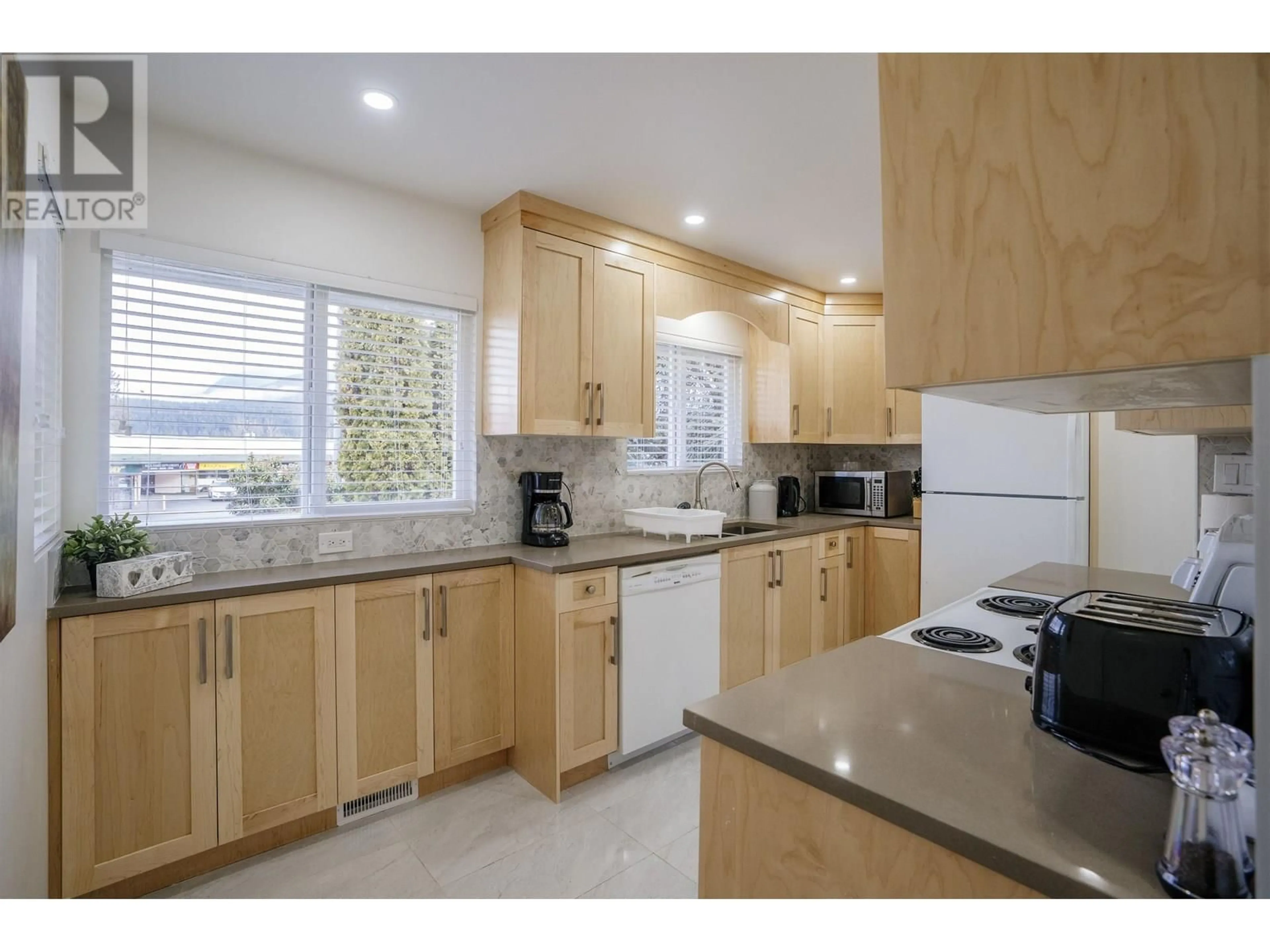 Standard kitchen, unknown for 2813 ST JOHNS STREET, Port Moody British Columbia V3H2B9