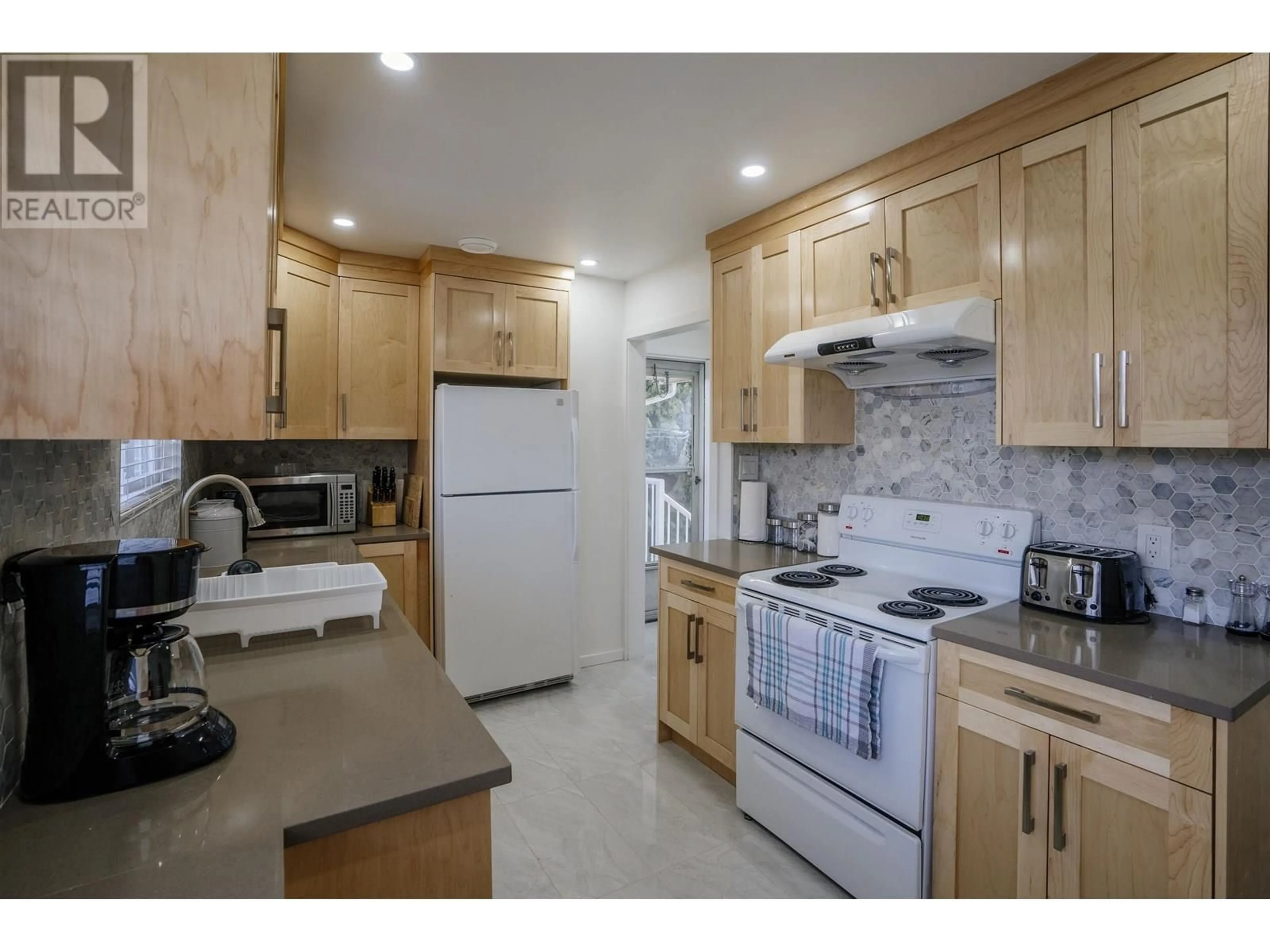 Standard kitchen, ceramic/tile floor for 2813 ST JOHNS STREET, Port Moody British Columbia V3H2B9