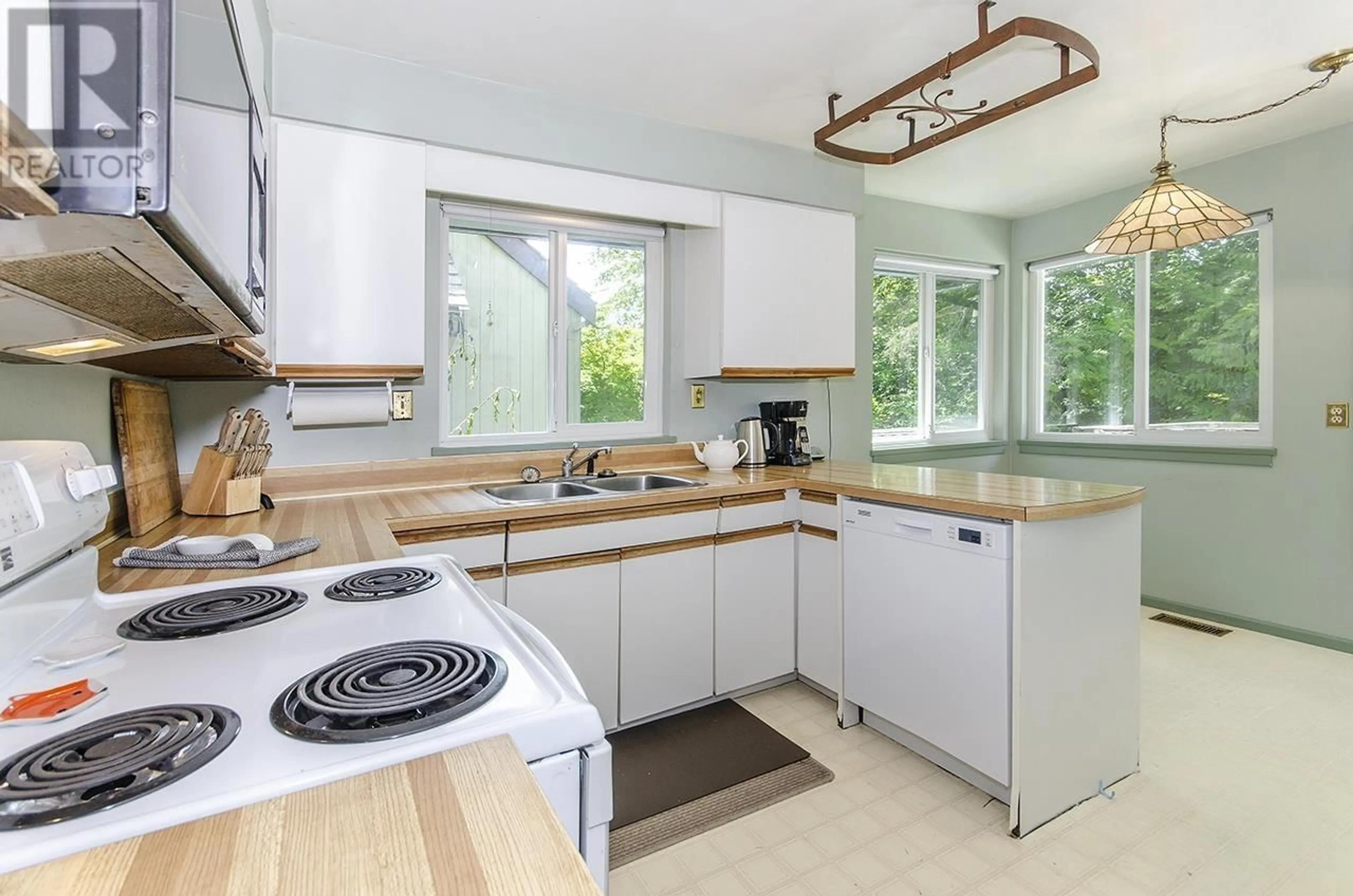Standard kitchen, unknown for 3489 ST. MARYS AVENUE, North Vancouver British Columbia V7N1X7