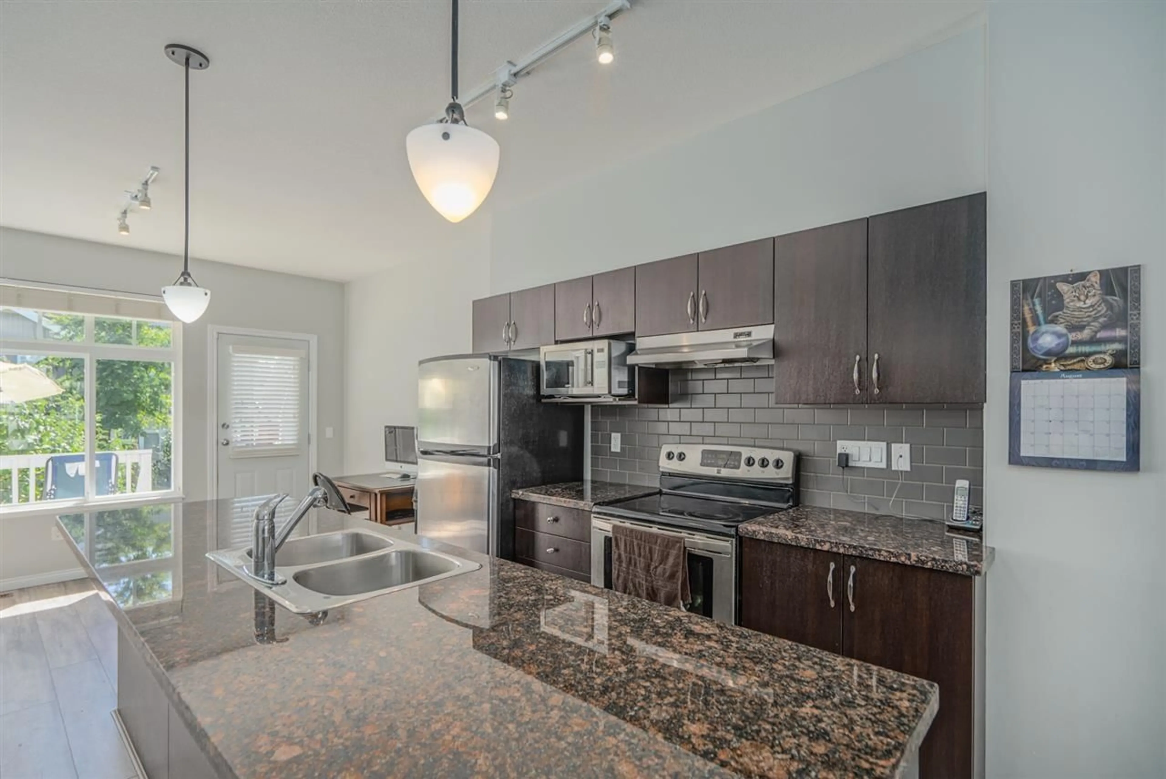 Open concept kitchen, ceramic/tile floor for 50 - 19480 66, Surrey British Columbia V4N5W7