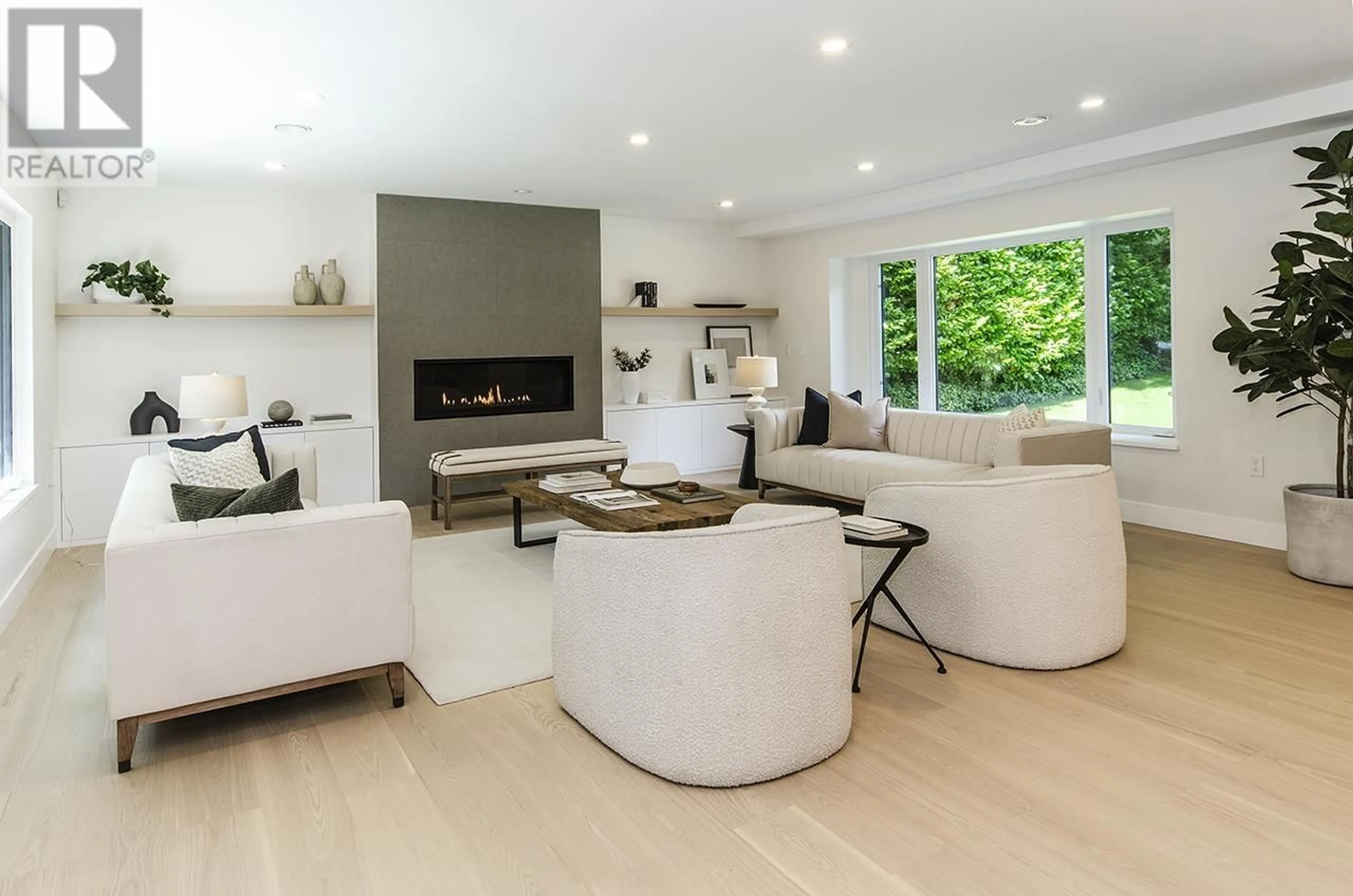 Living room with furniture, unknown for 4002 BAYRIDGE AVENUE, West Vancouver British Columbia V7V3J5