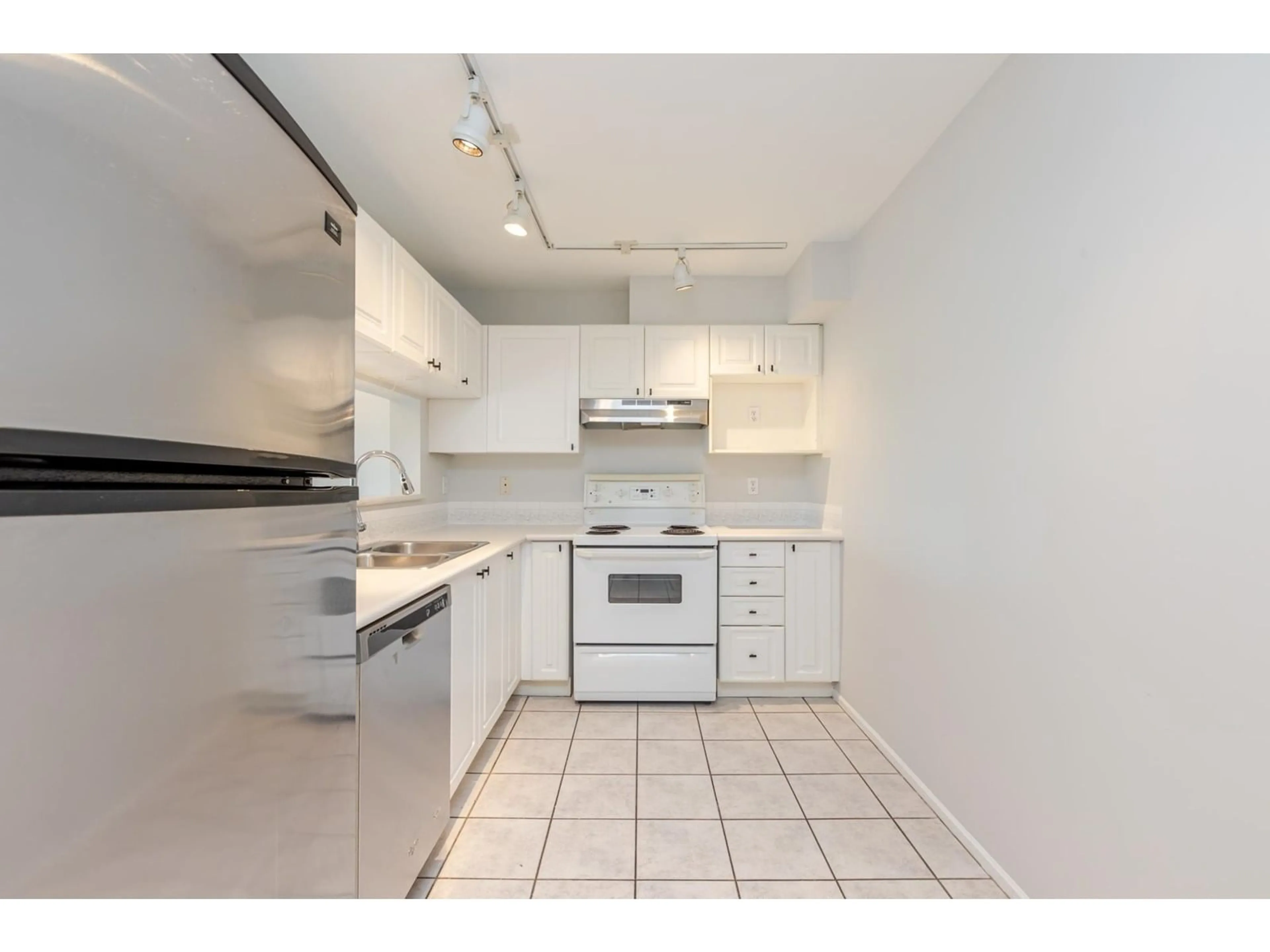 Standard kitchen, unknown for 208 - 16137 83, Surrey British Columbia V4N0N1