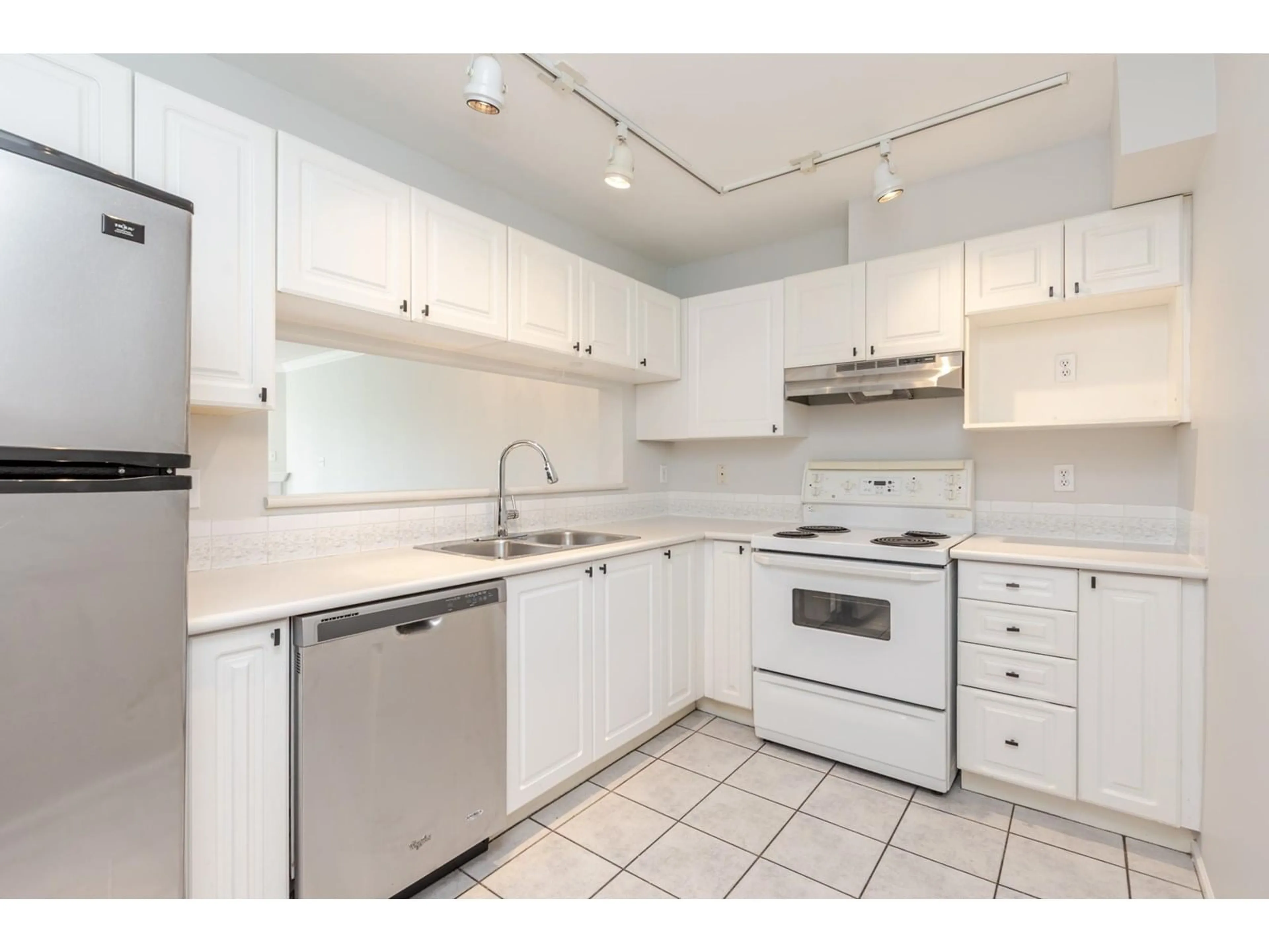Standard kitchen, unknown for 208 - 16137 83, Surrey British Columbia V4N0N1