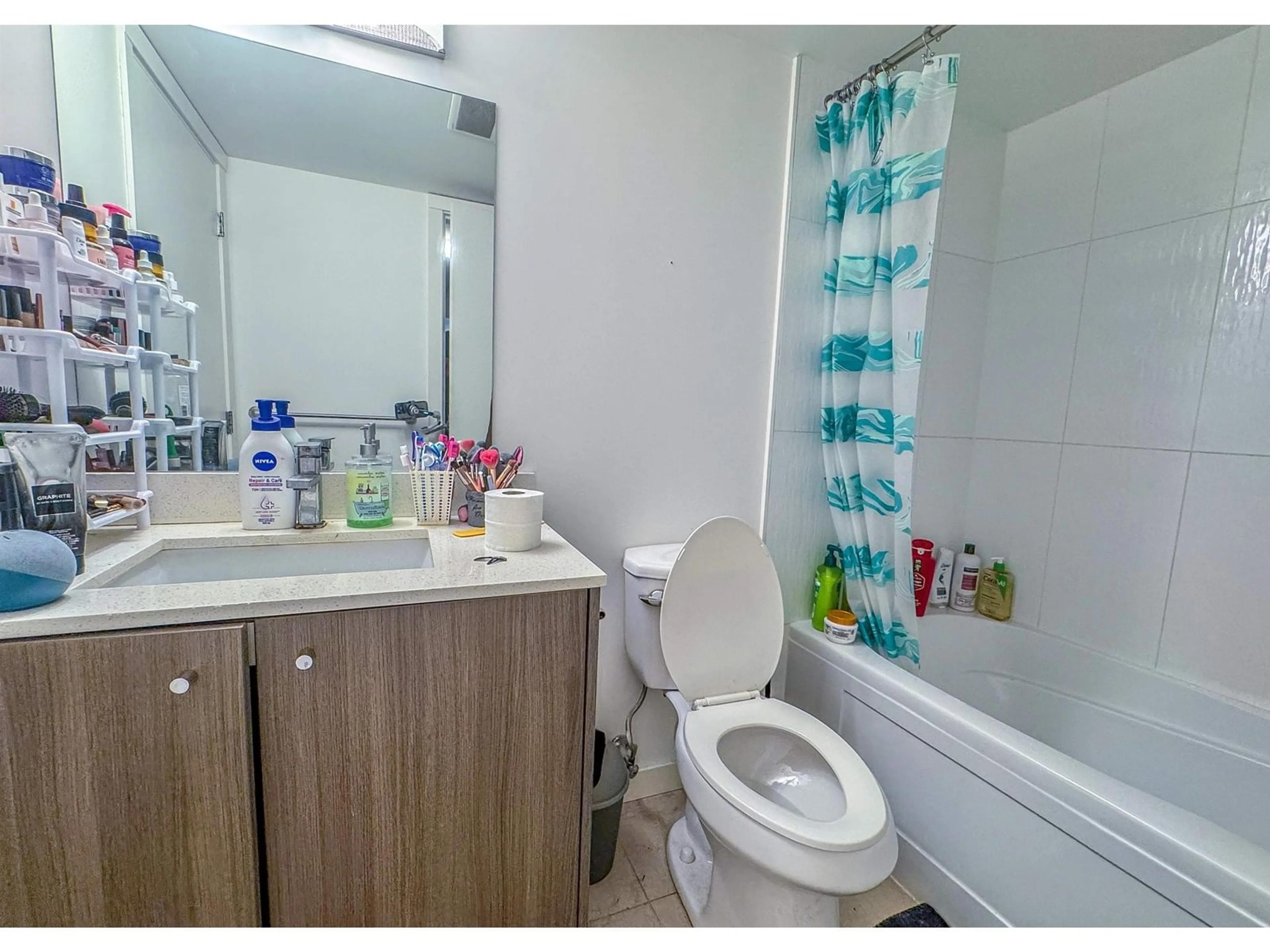 Standard bathroom, unknown for 116 - 10688 140, Surrey British Columbia V3T0M6