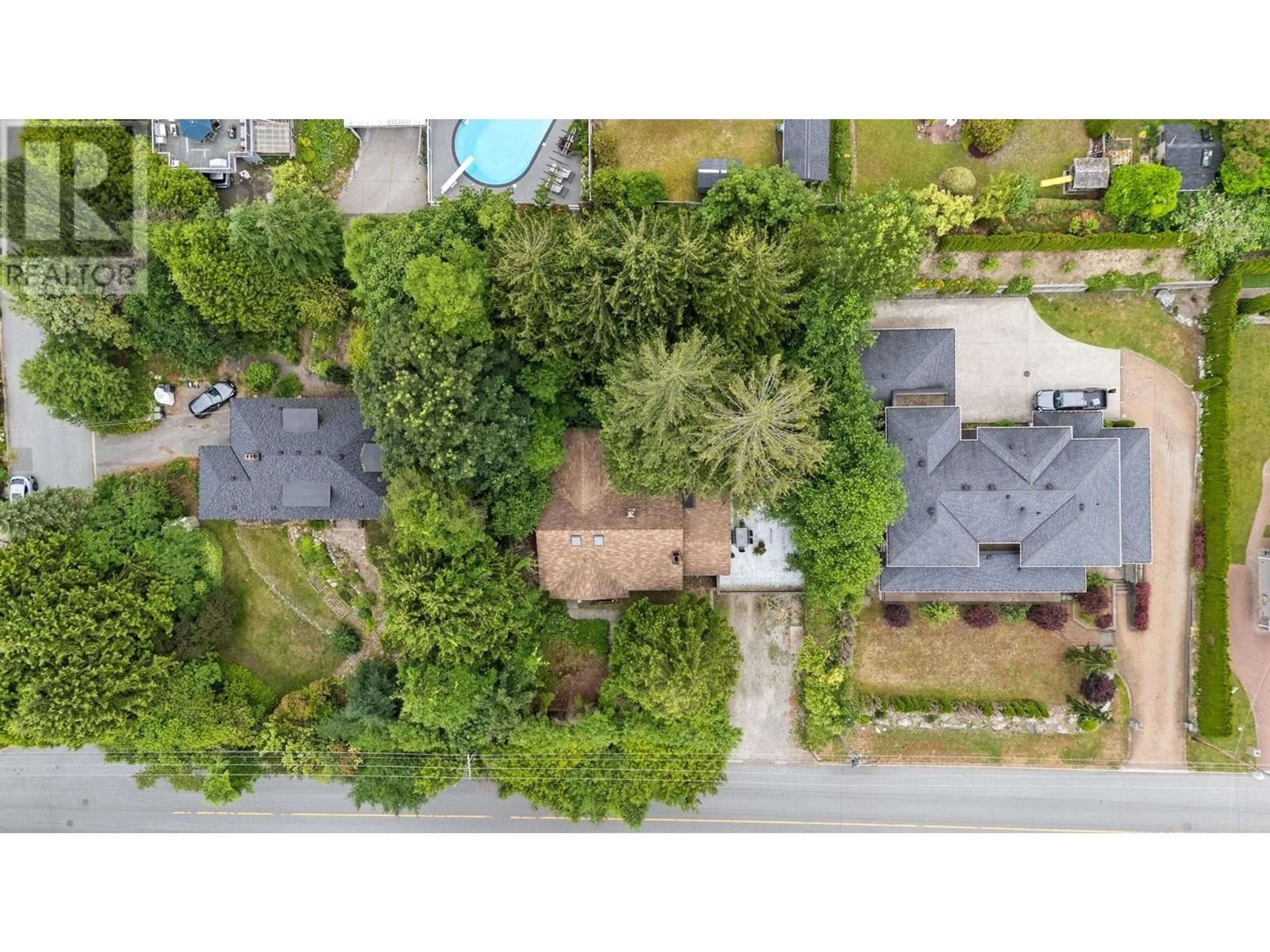 A pic from outside/outdoor area/front of a property/back of a property/a pic from drone, street for 338 OSBORNE ROAD, North Vancouver British Columbia V7N1M3