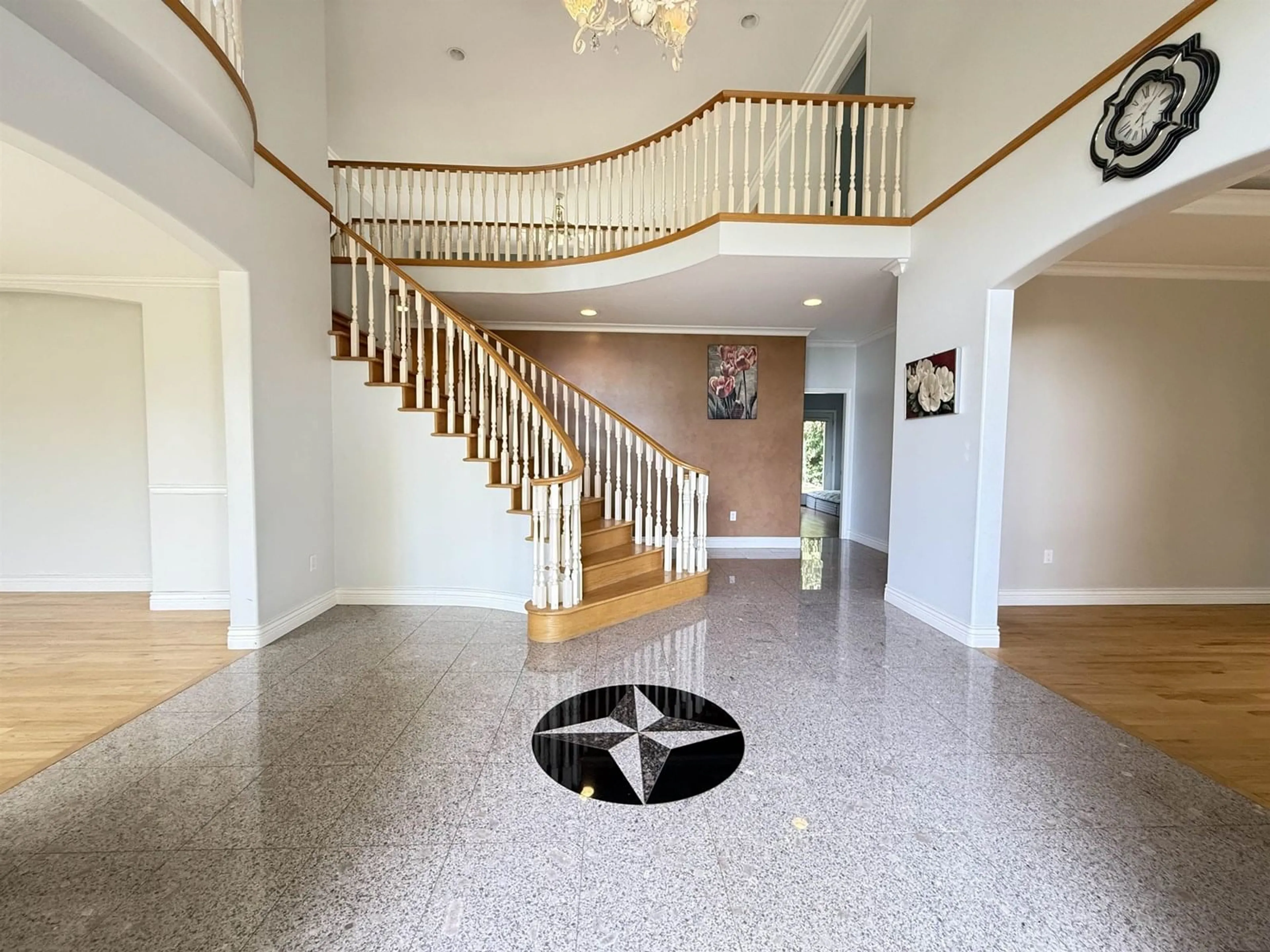 Indoor foyer for 34991 HAMON, Abbotsford British Columbia V2S1H7