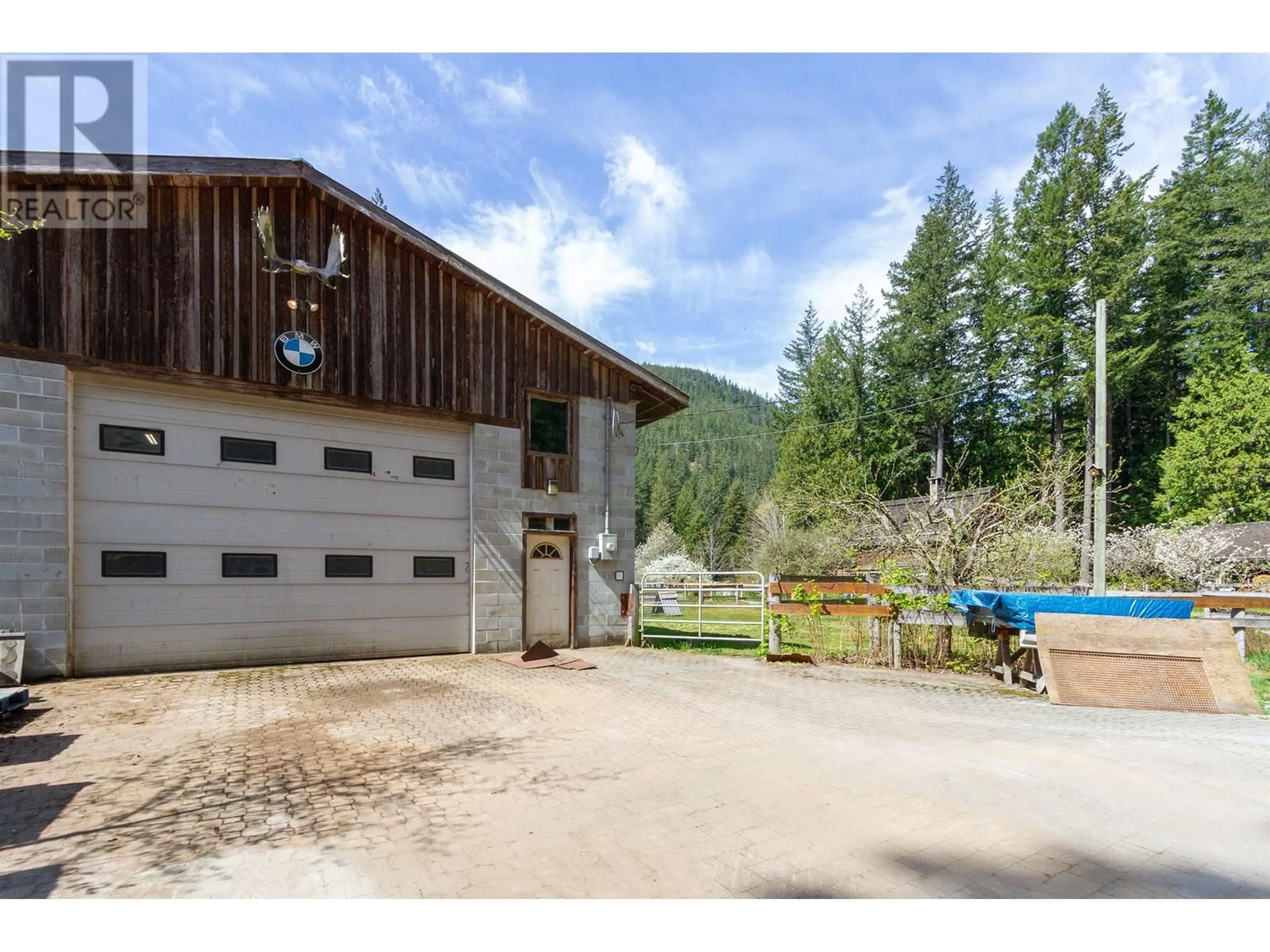 Indoor garage for 8101 PARADISE VALLEY ROAD, Squamish British Columbia V0N1H0