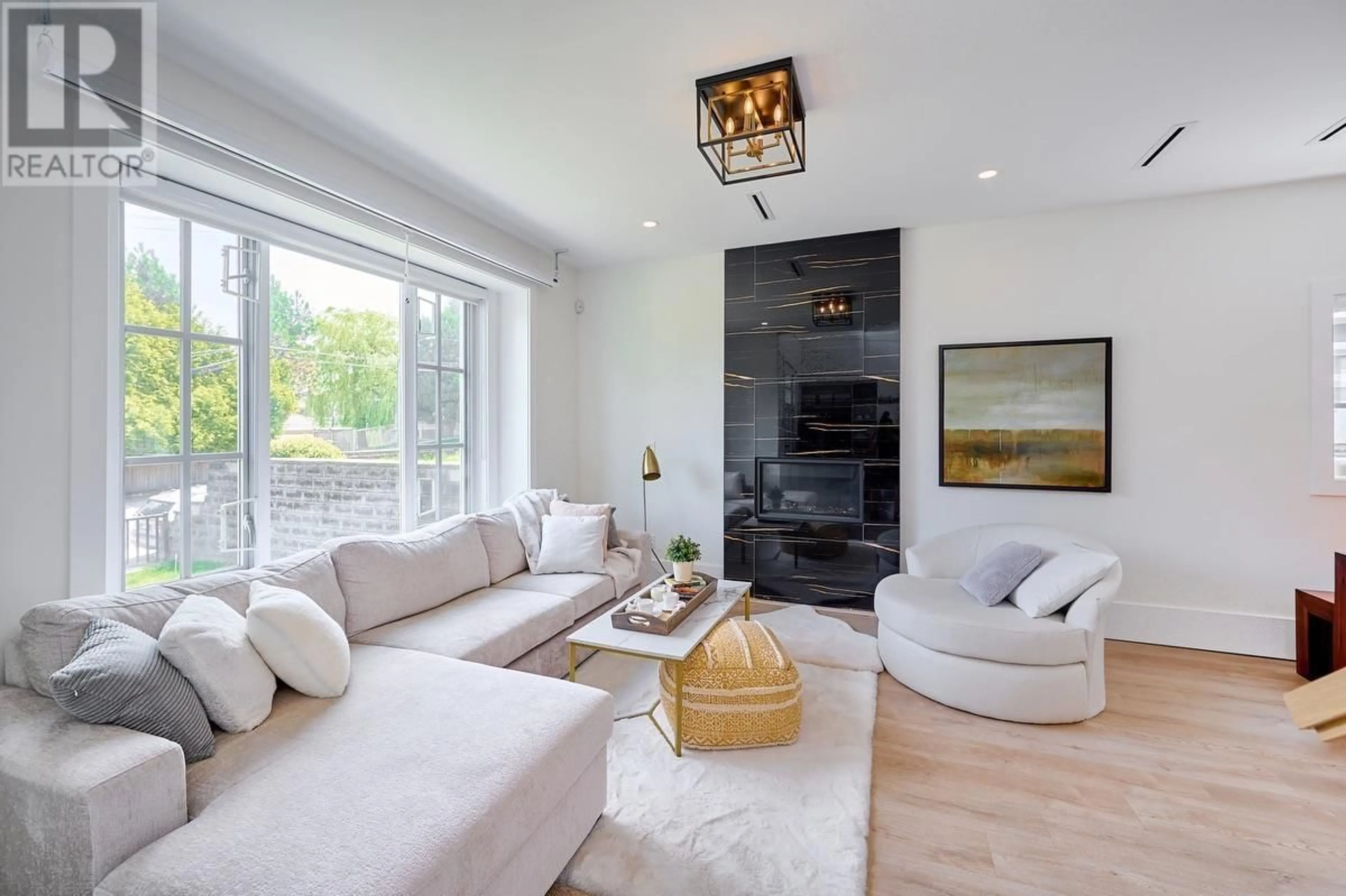 Living room with furniture, unknown for 4809 PATTERSON AVENUE, Burnaby British Columbia V5G3A6