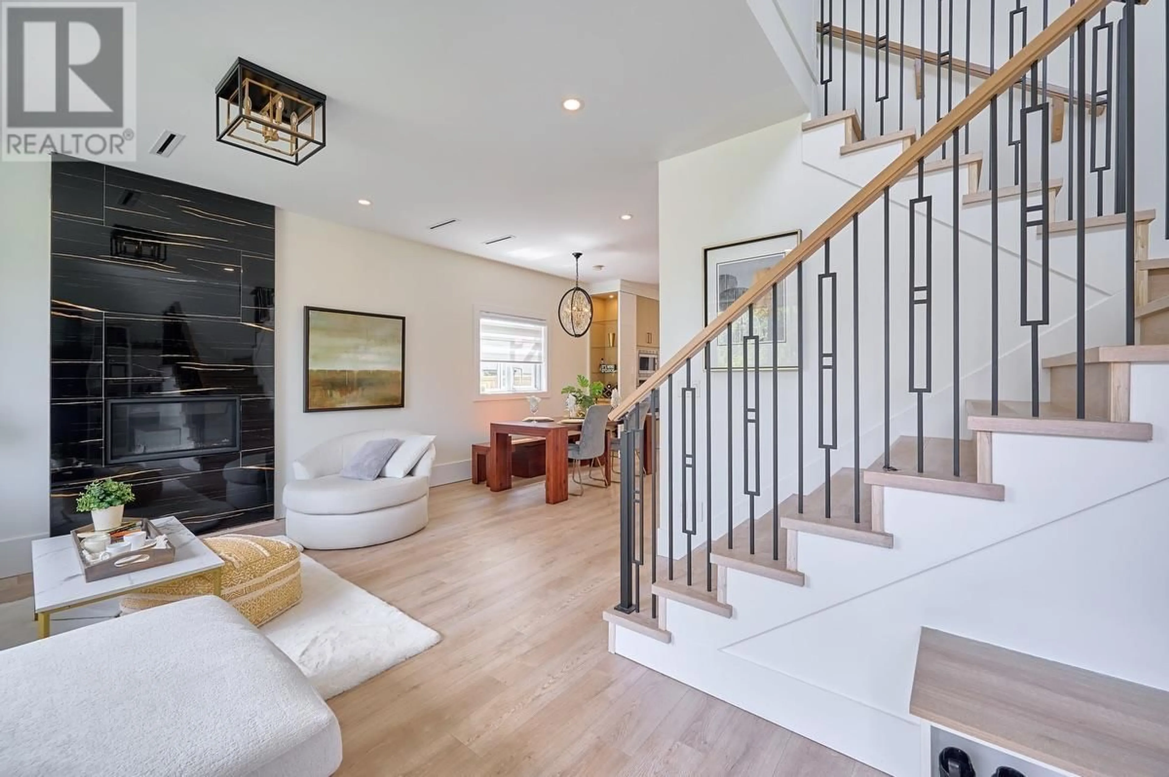 Indoor entryway for 4809 PATTERSON AVENUE, Burnaby British Columbia V5G3A6