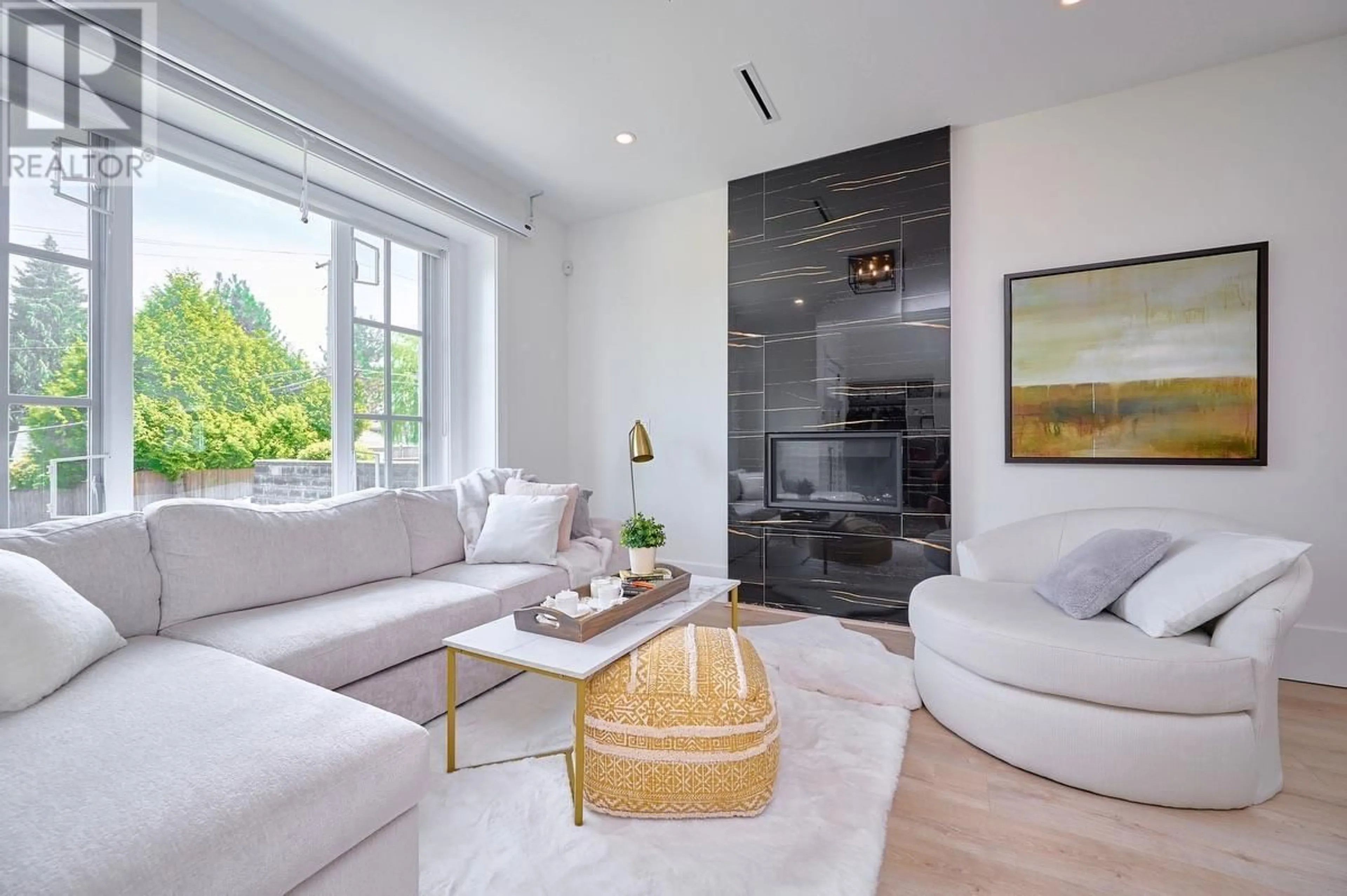 Living room with furniture, unknown for 4809 PATTERSON AVENUE, Burnaby British Columbia V5G3A6