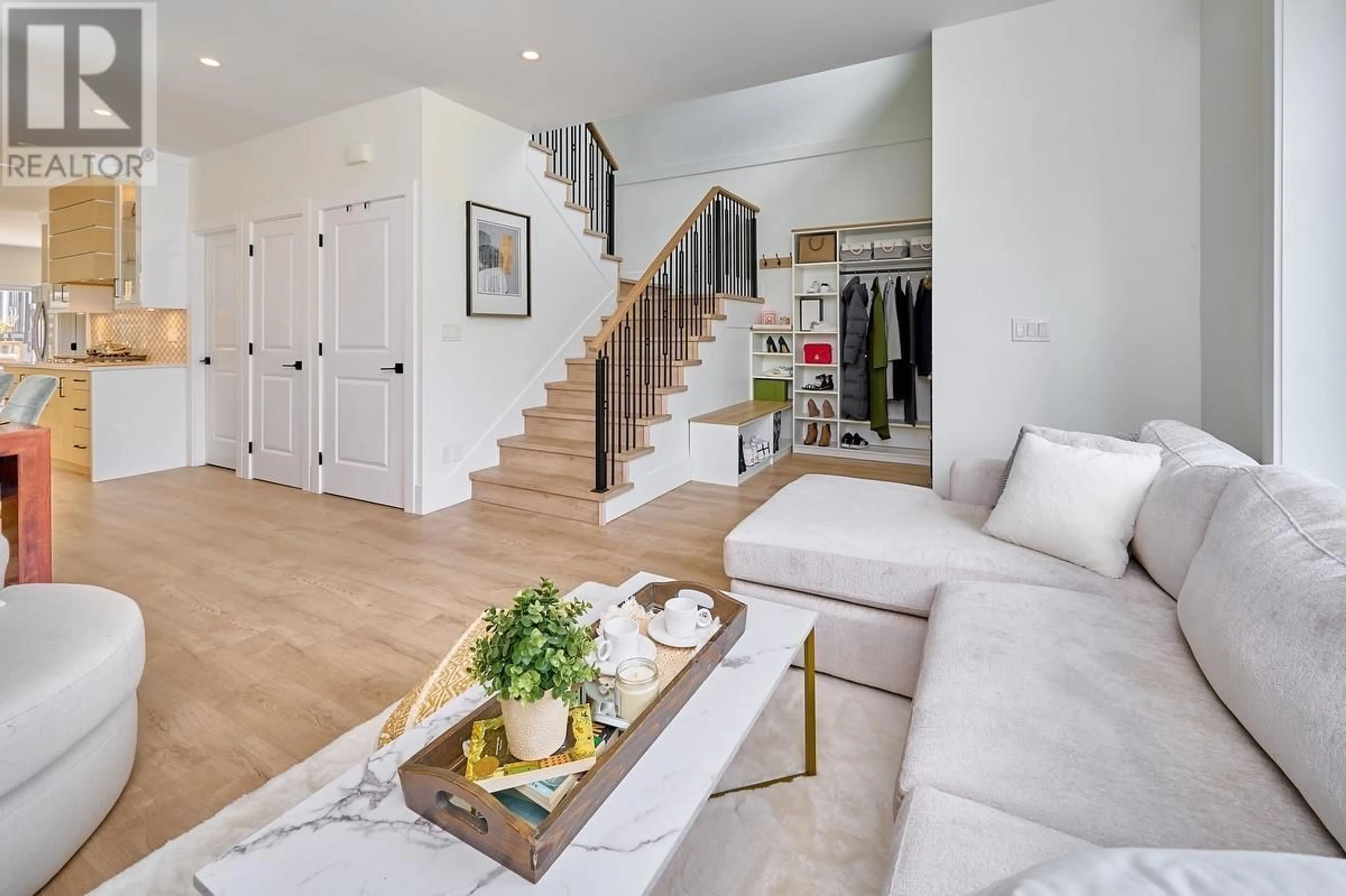 Indoor entryway for 4809 PATTERSON AVENUE, Burnaby British Columbia V5G3A6
