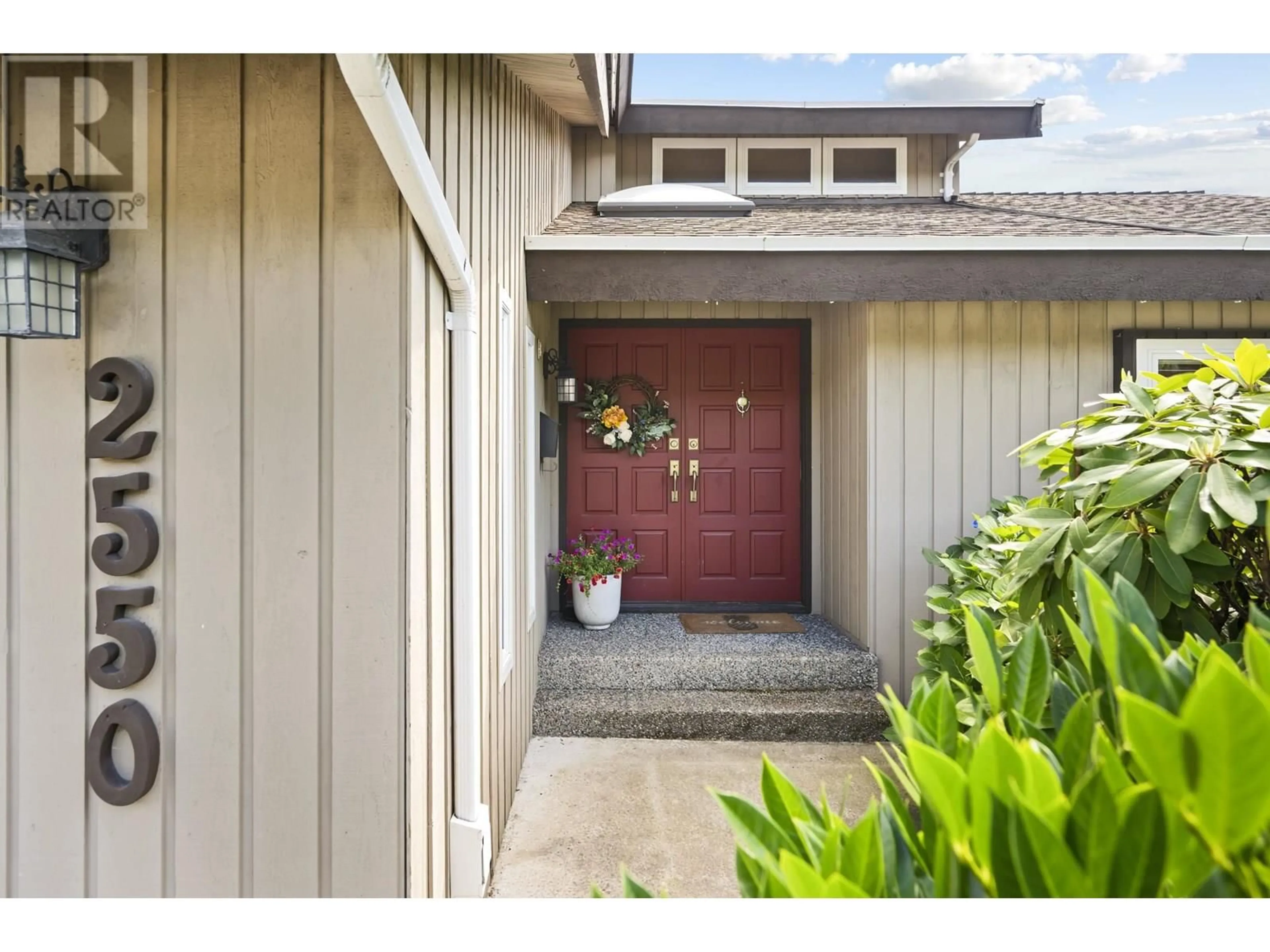 Indoor entryway for 2550 BLUEBELL AVENUE, Coquitlam British Columbia V3E2G1