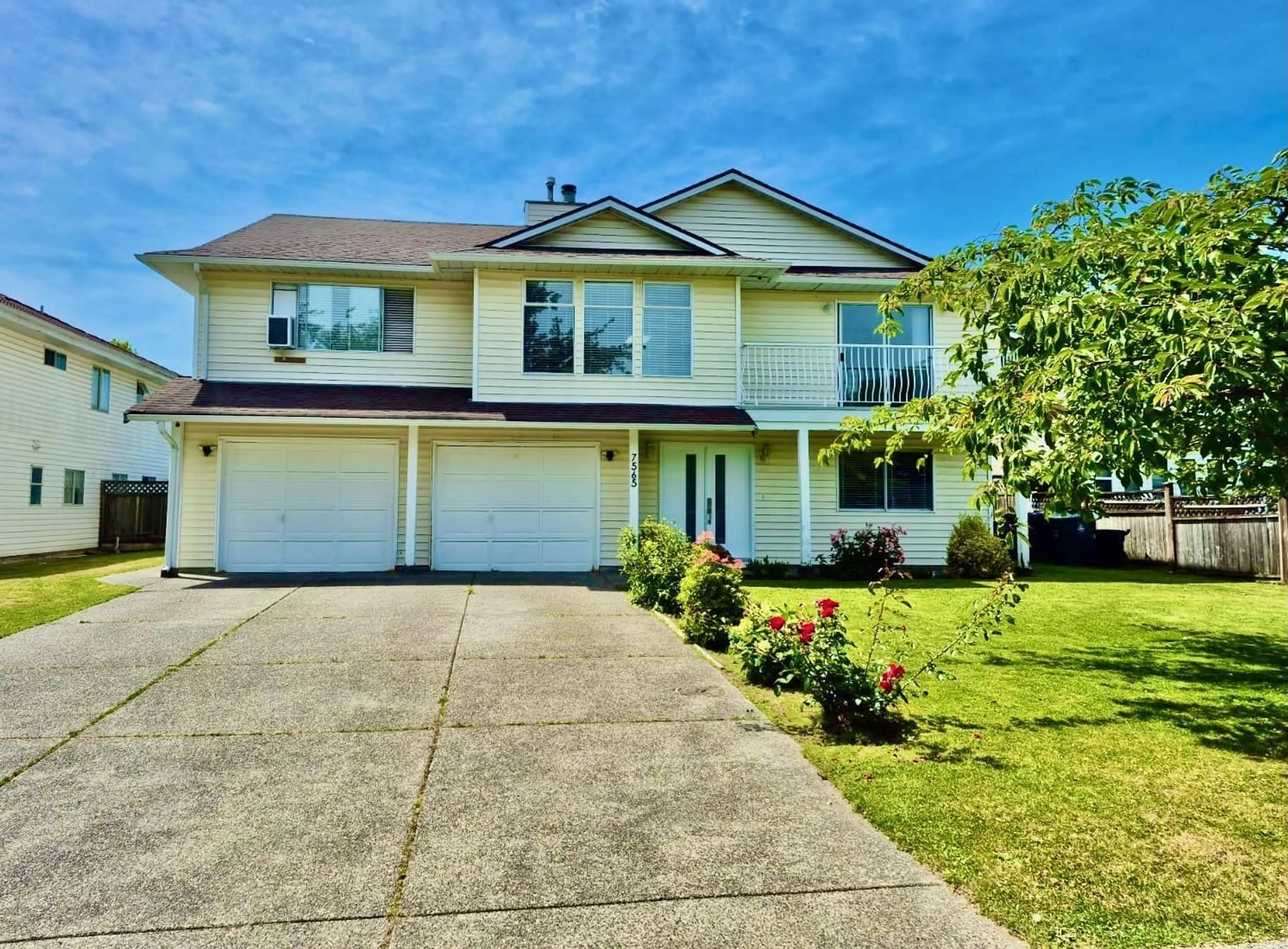 Home with vinyl exterior material, street for 7565 123A, Surrey British Columbia V3W9P6