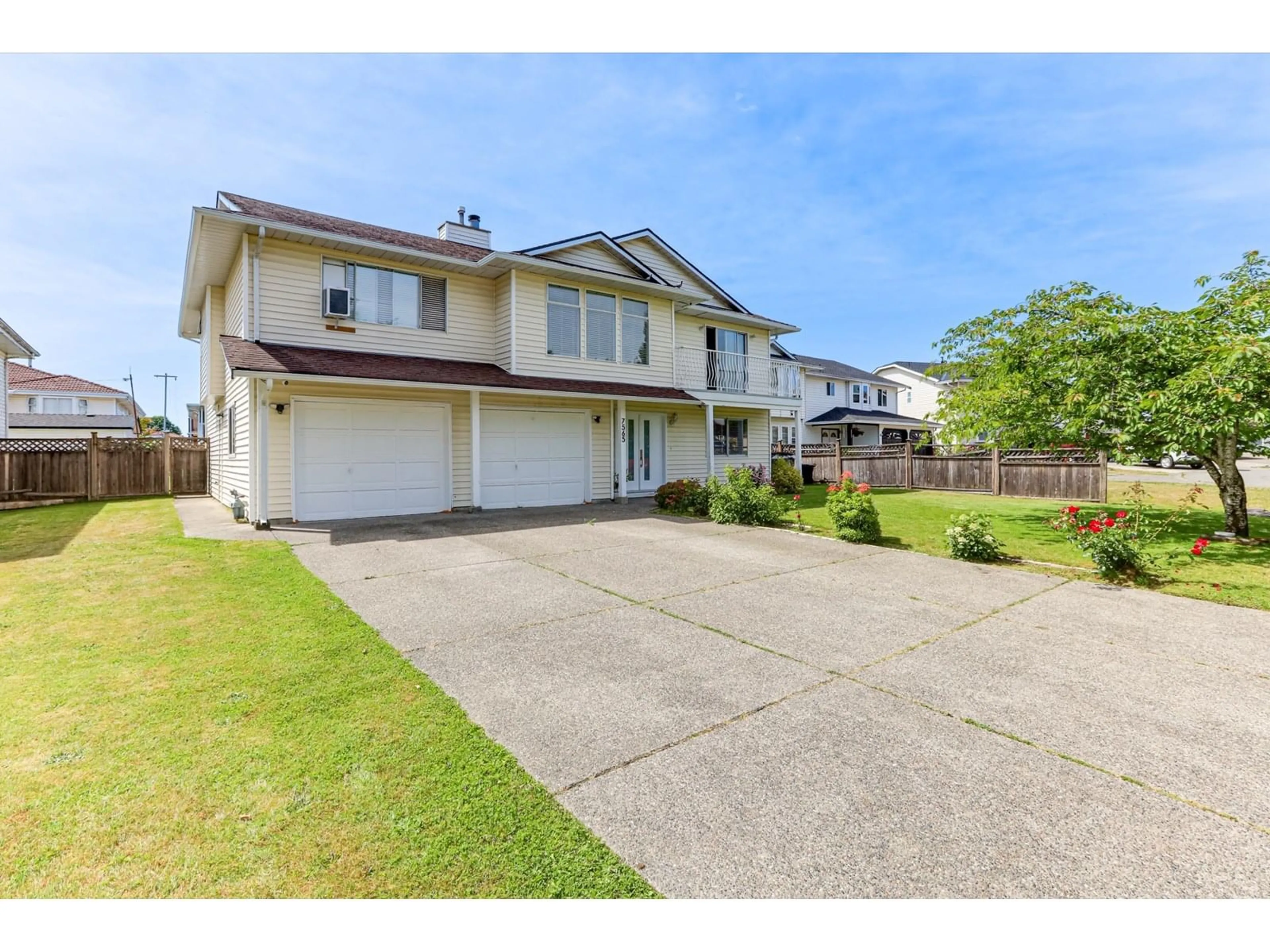 A pic from outside/outdoor area/front of a property/back of a property/a pic from drone, street for 7565 123A, Surrey British Columbia V3W9P6