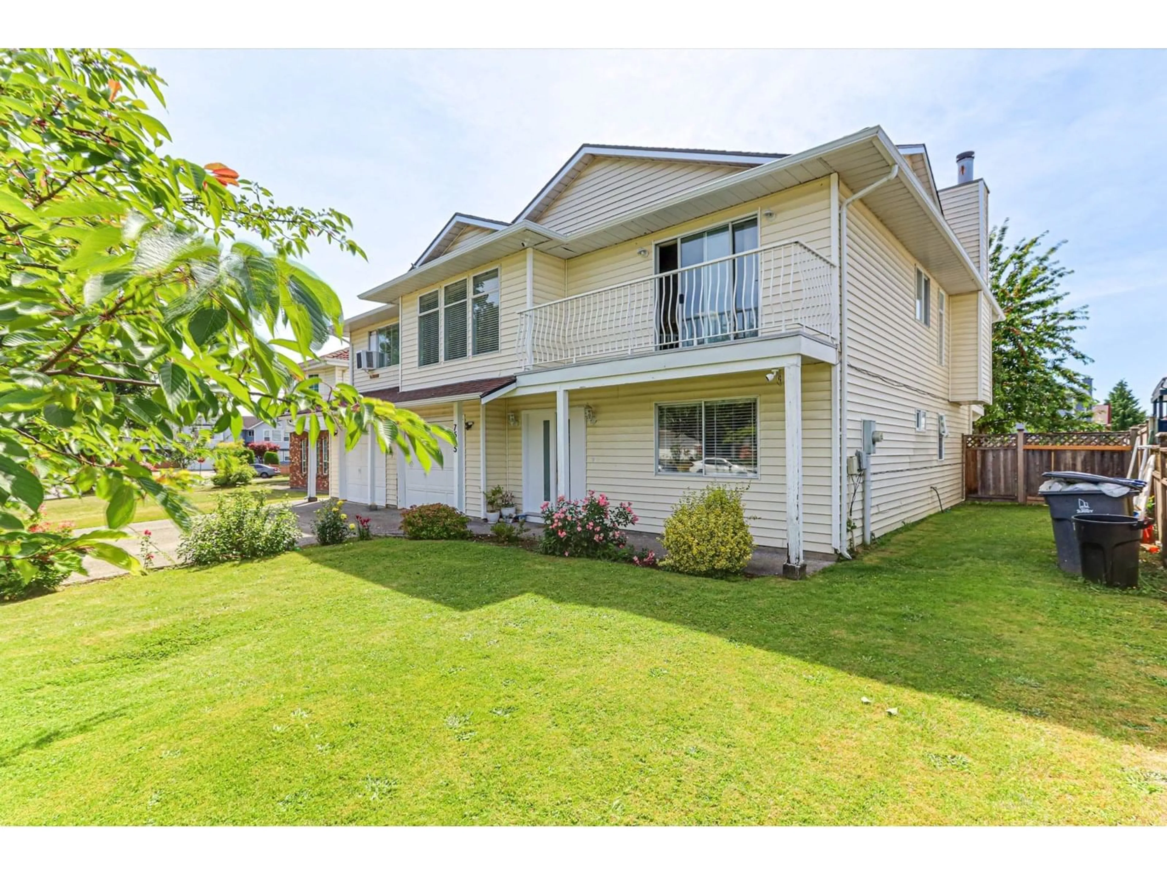 Home with vinyl exterior material, street for 7565 123A, Surrey British Columbia V3W9P6
