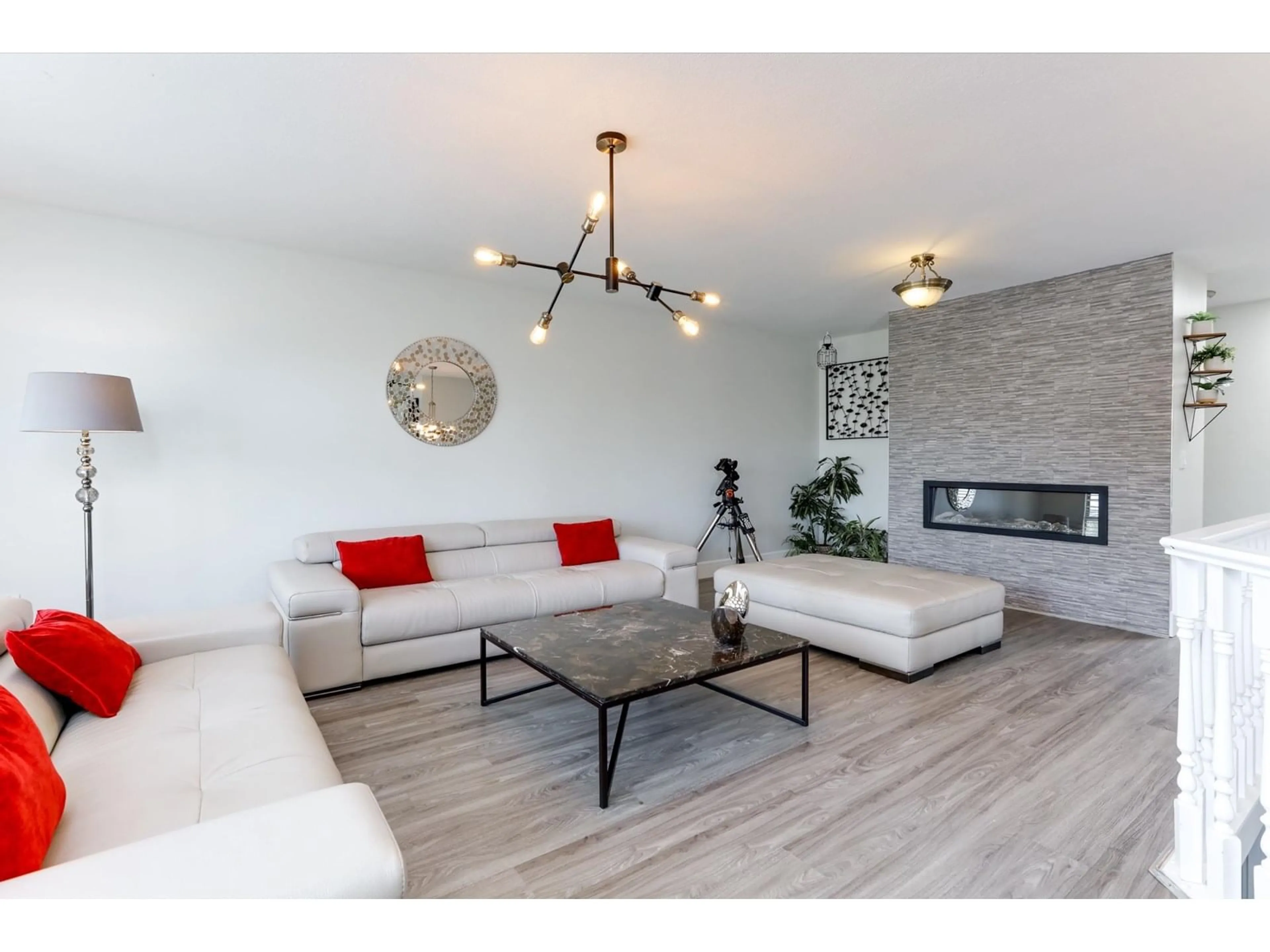 Living room with furniture, unknown for 7565 123A, Surrey British Columbia V3W9P6