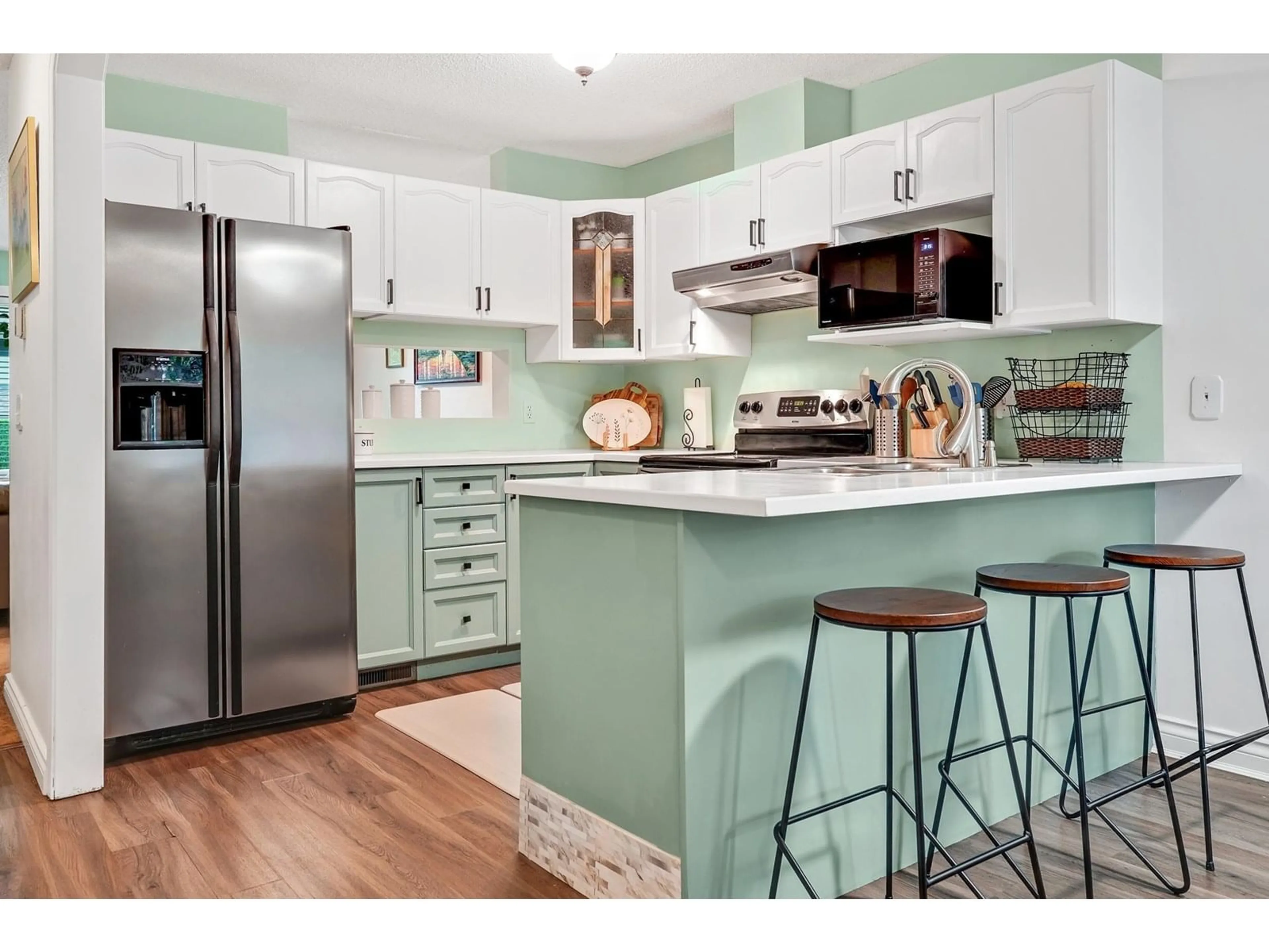 Open concept kitchen, wood/laminate floor for 102 - 9045 WALNUT GROVE, Langley British Columbia V1M2E1