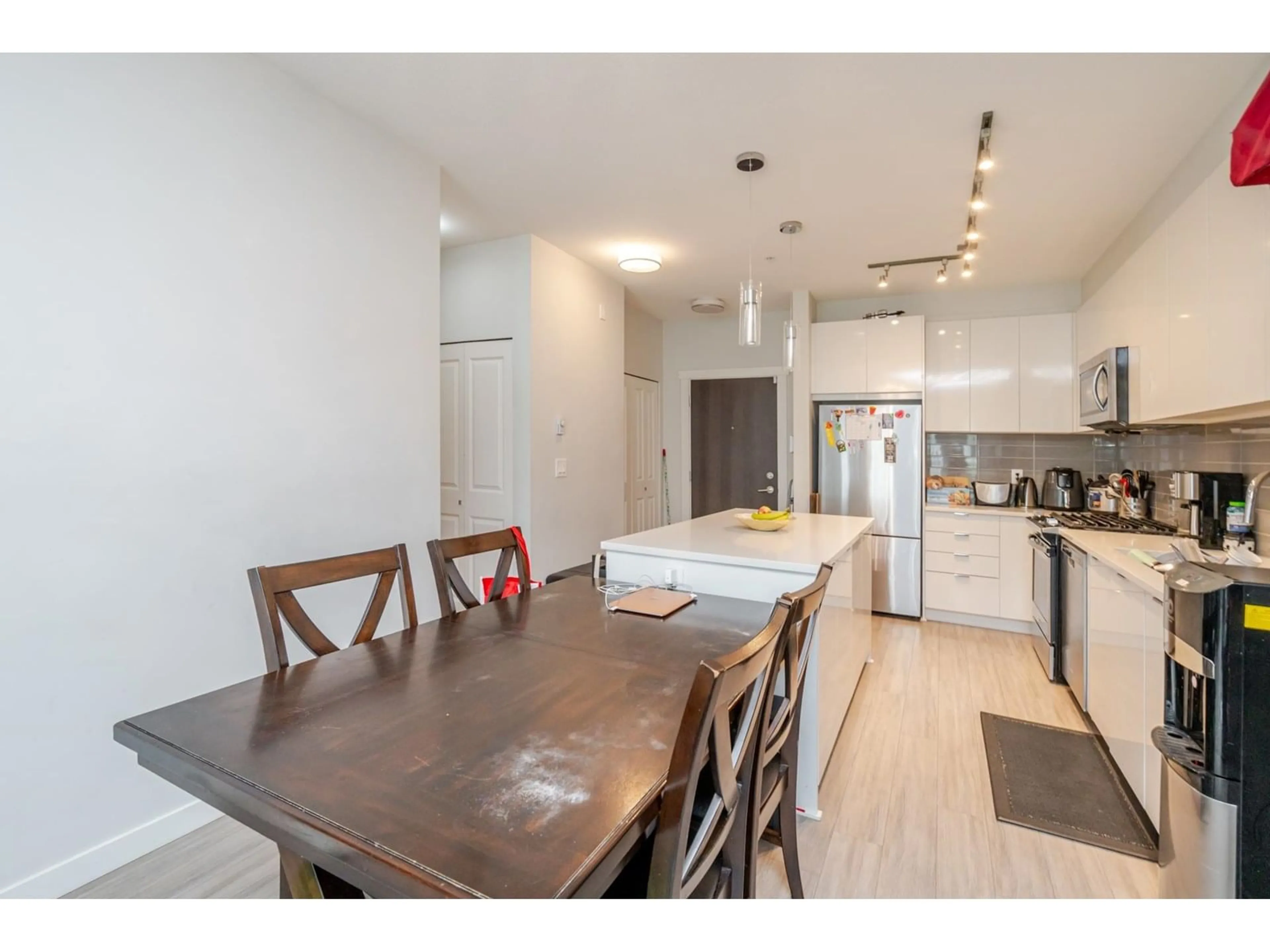 Open concept kitchen, wood/laminate floor for C115 - 8150 207, Langley British Columbia V2Y4J4