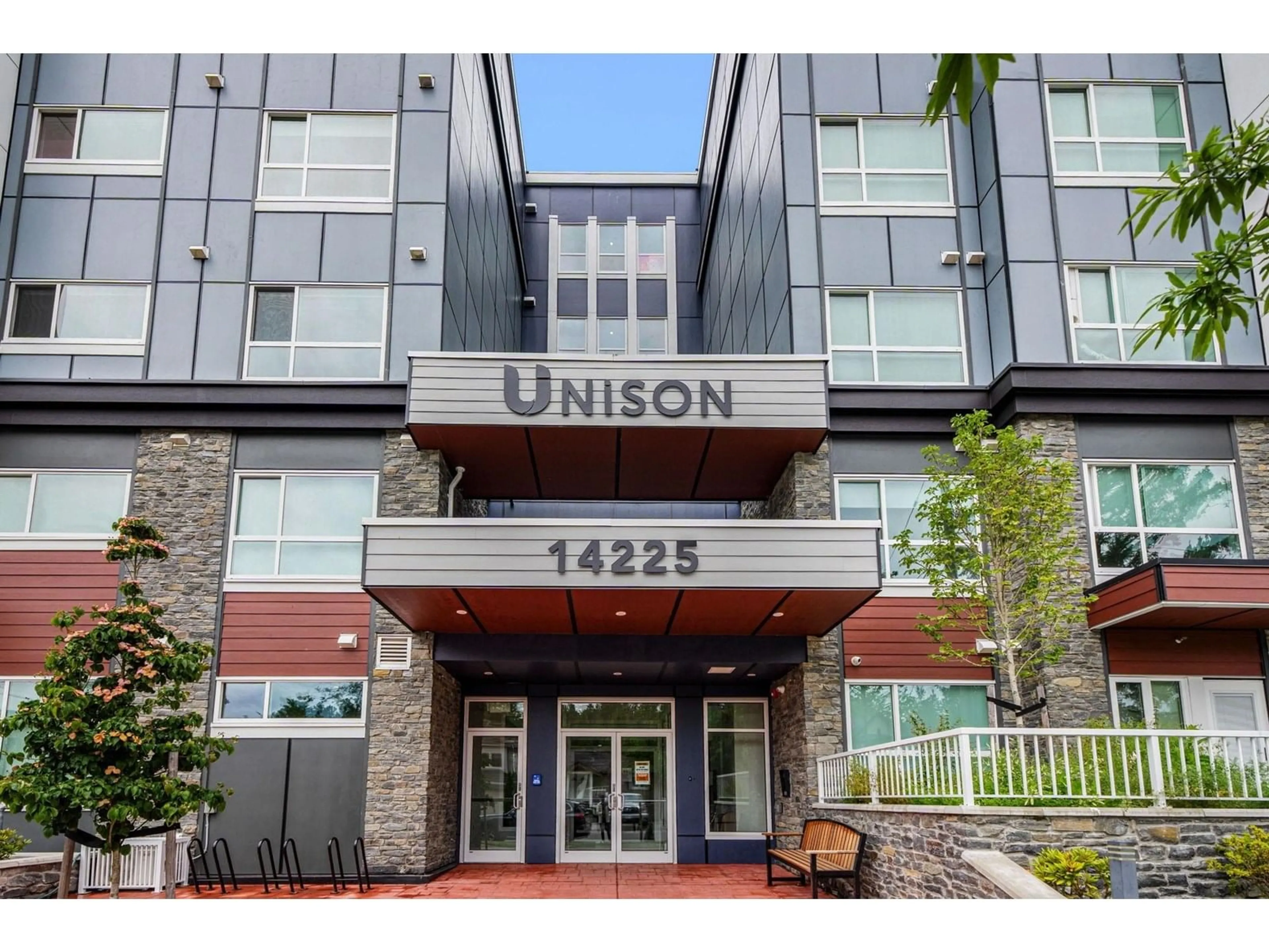 Indoor foyer for 303 - 14225 103A, Surrey British Columbia V3T0T4