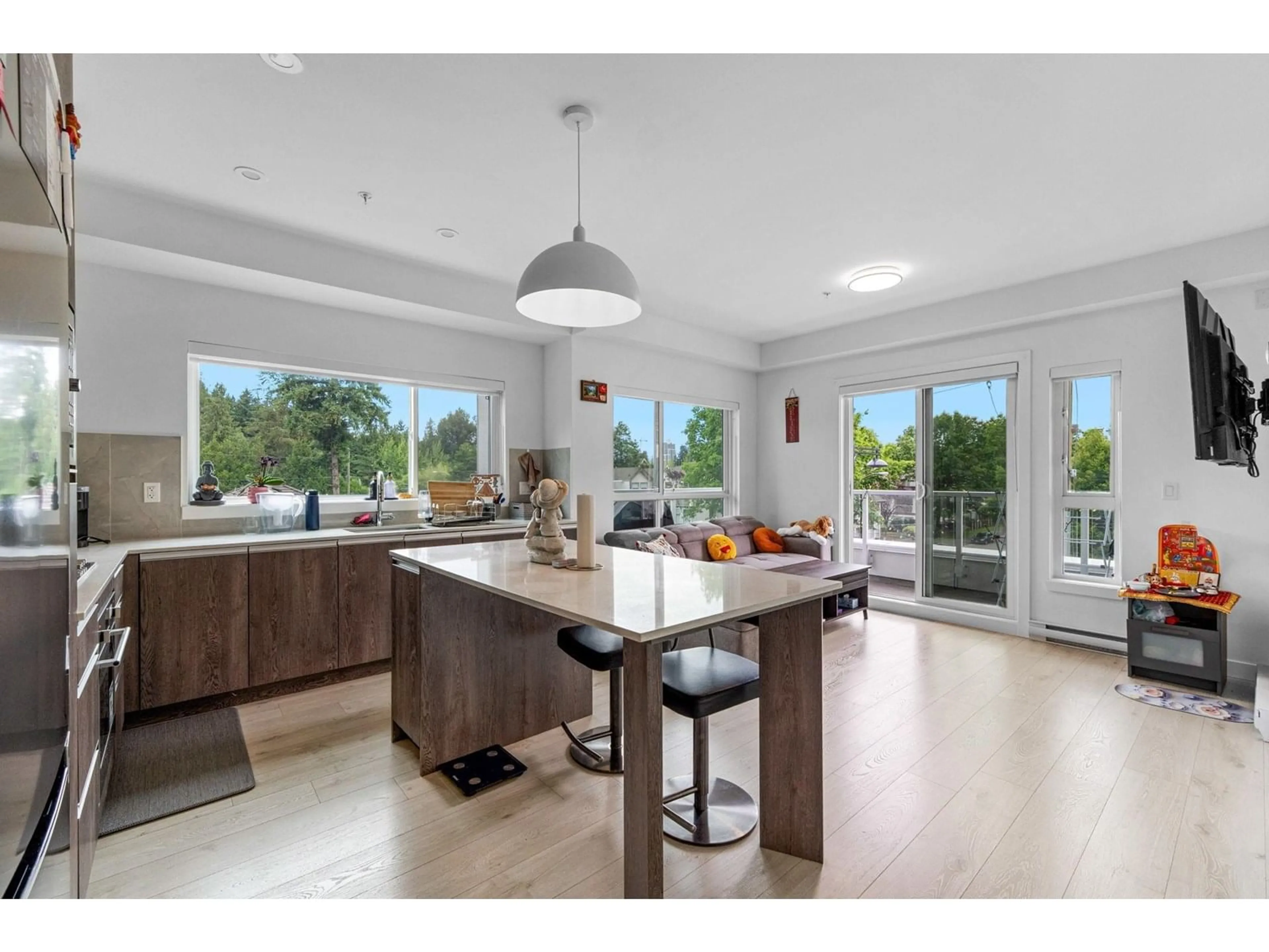 Open concept kitchen, unknown for 303 - 14225 103A, Surrey British Columbia V3T0T4