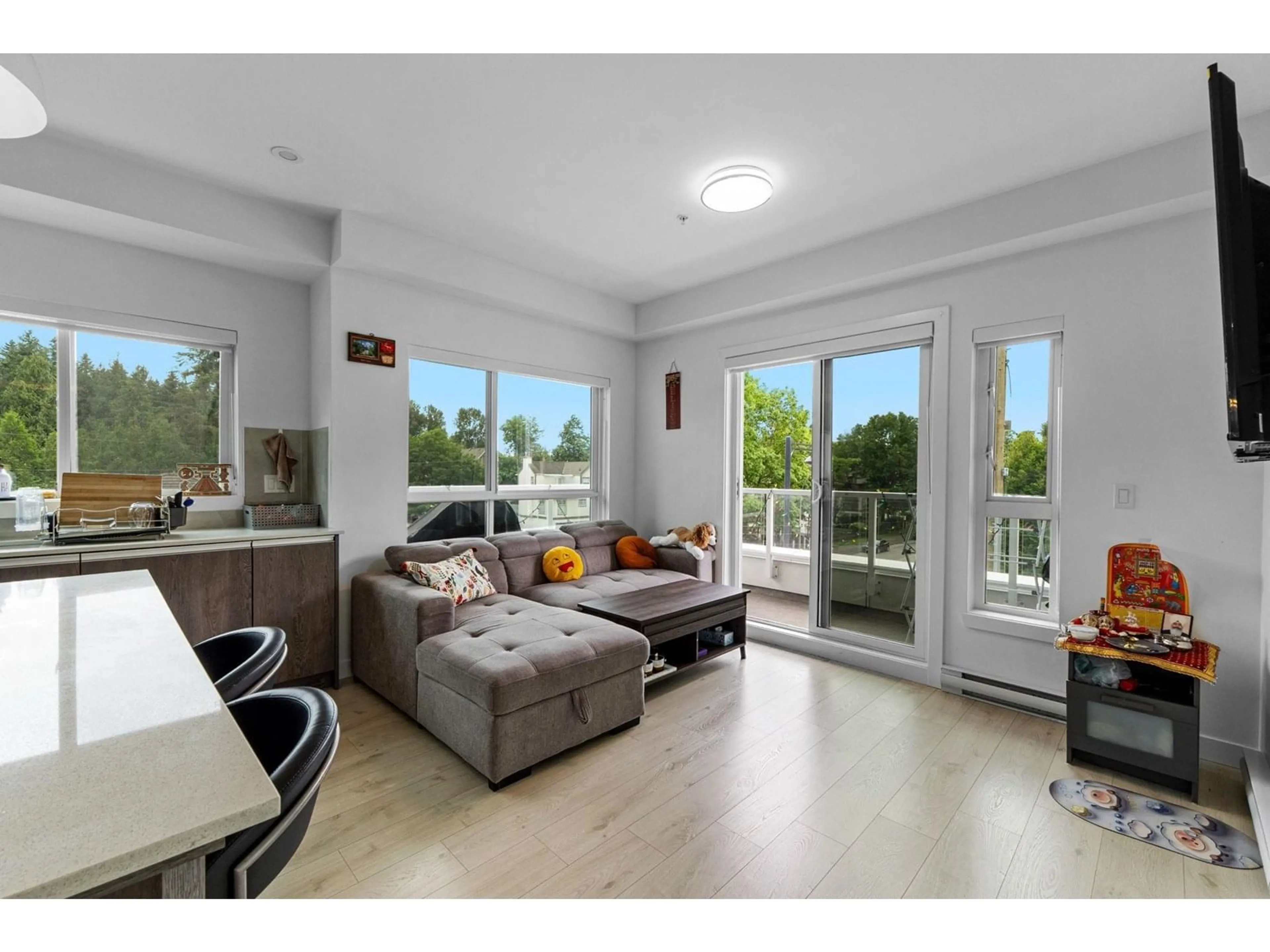 Living room with furniture, unknown for 303 - 14225 103A, Surrey British Columbia V3T0T4