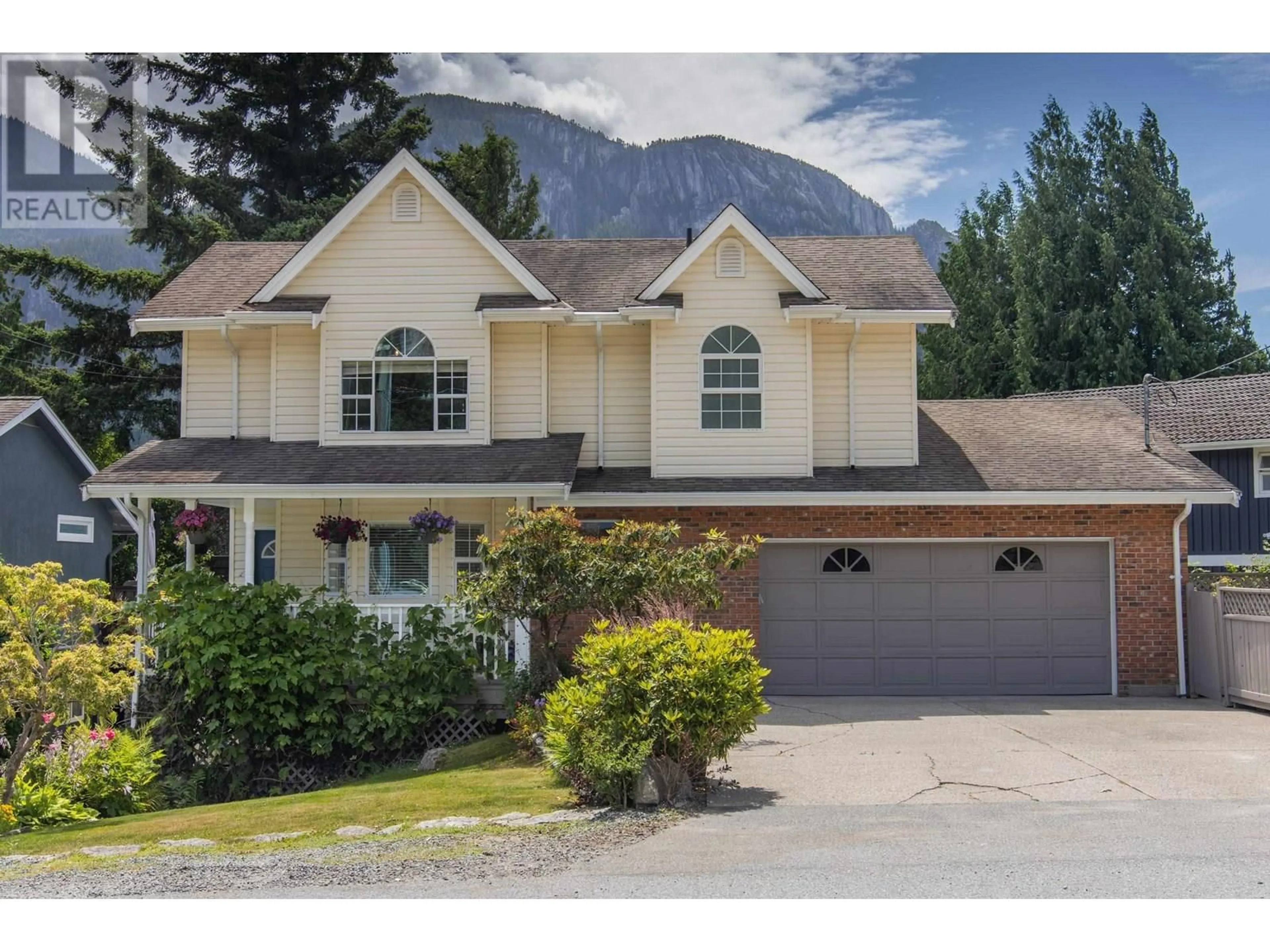 Home with vinyl exterior material, mountain view for 1752 VISTA CRESCENT, Squamish British Columbia V8B0E1